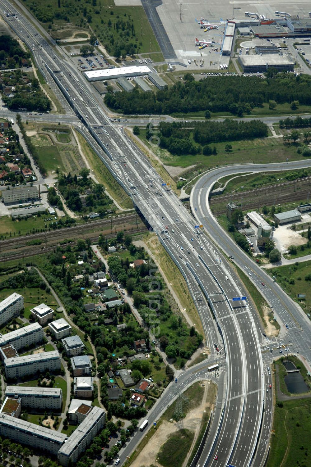 Schönefeld from above - Blick auf den Bereich der Stadtautobahn / Zubringer A113n als südöstliches Tor zur Hauptstadt nach der Verkehrsfreigabe. Unter Berücksichtigung des Flughafens Berlin Brandenburg International wurde eine Verkehrskonzeption für den Ausbau des Straßennetzes im Raum Berlin-Schönefeld erarbeitet, die zwei Stufen umfasste. Die erste Stufe sah den vierstreifigen Ausbau der Bundesstraßen B 96a und B 179 mit der Anbindung des Flughafens über zwei Knotenpunkte vor. Inhalt der zweiten Stufe war der Anschluß der Bundesautobahn A 113 neu an die B 96a und B 179. SCHÜßLER Plan Ingenieurgesellschaft, BATEG, EUROVIA, Schüßler Plan