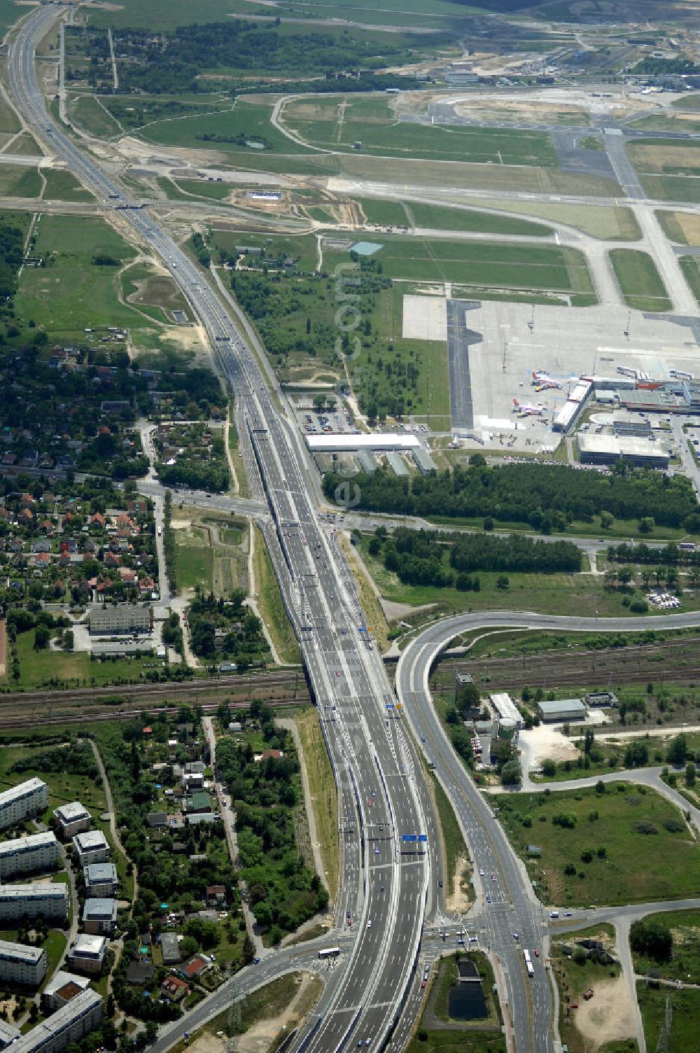 Schönefeld from the bird's eye view: Blick auf den Bereich der Stadtautobahn / Zubringer A113n als südöstliches Tor zur Hauptstadt nach der Verkehrsfreigabe. Unter Berücksichtigung des Flughafens Berlin Brandenburg International wurde eine Verkehrskonzeption für den Ausbau des Straßennetzes im Raum Berlin-Schönefeld erarbeitet, die zwei Stufen umfasste. Die erste Stufe sah den vierstreifigen Ausbau der Bundesstraßen B 96a und B 179 mit der Anbindung des Flughafens über zwei Knotenpunkte vor. Inhalt der zweiten Stufe war der Anschluß der Bundesautobahn A 113 neu an die B 96a und B 179. SCHÜßLER Plan Ingenieurgesellschaft, BATEG, EUROVIA, Schüßler Plan