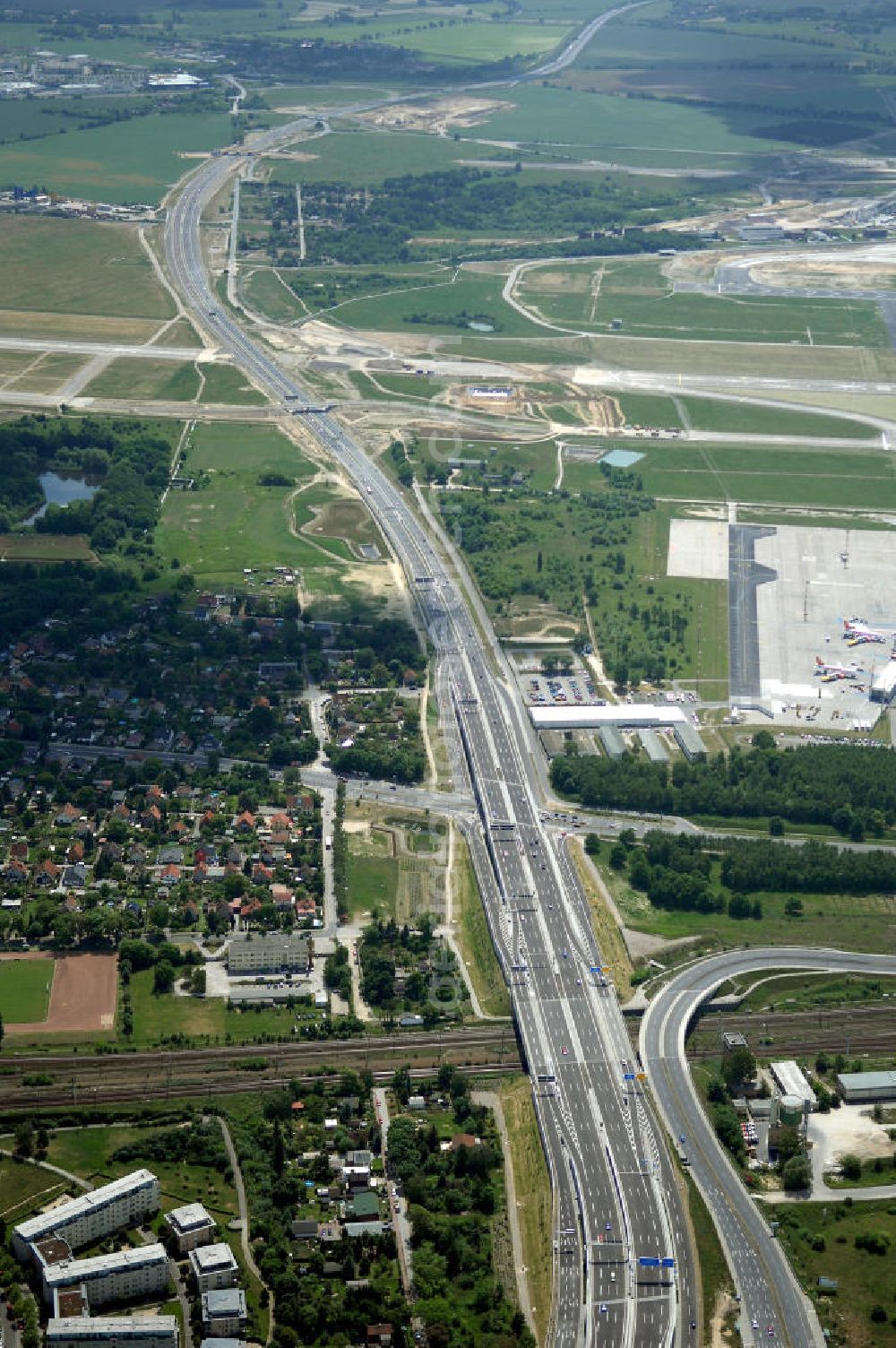 Aerial image Schönefeld - Blick auf den Bereich der Stadtautobahn / Zubringer A113n als südöstliches Tor zur Hauptstadt nach der Verkehrsfreigabe. Unter Berücksichtigung des Flughafens Berlin Brandenburg International wurde eine Verkehrskonzeption für den Ausbau des Straßennetzes im Raum Berlin-Schönefeld erarbeitet, die zwei Stufen umfasste. Die erste Stufe sah den vierstreifigen Ausbau der Bundesstraßen B 96a und B 179 mit der Anbindung des Flughafens über zwei Knotenpunkte vor. Inhalt der zweiten Stufe war der Anschluß der Bundesautobahn A 113 neu an die B 96a und B 179. SCHÜßLER Plan Ingenieurgesellschaft, BATEG, EUROVIA, Schüßler Plan