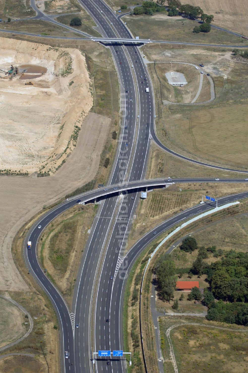 Waltersdorf from above - Blick auf den Bereich der Stadtautobahn / Zubringer A113n als südöstliches Tor zur Hauptstadt nach der Verkehrsfreigabe. Unter Berücksichtigung des Flughafens Berlin Brandenburg International wurde eine Verkehrskonzeption für den Ausbau des Straßennetzes im Raum Berlin-Schönefeld erarbeitet, die zwei Stufen umfasste. Die erste Stufe sah den vierstreifigen Ausbau der Bundesstraßen B 96a und B 179 mit der Anbindung des Flughafens über zwei Knotenpunkte vor. Inhalt der zweiten Stufe war der Anschluß der Bundesautobahn A 113 neu an die B 96a und B 179. SCHÜßLER Plan Ingenieurgesellschaft, BATEG, EUROVIA