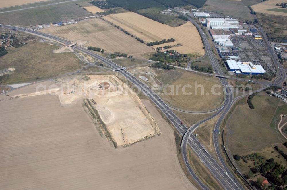 Waltersdorf from the bird's eye view: Blick auf den Bereich der Stadtautobahn / Zubringer A113n als südöstliches Tor zur Hauptstadt nach der Verkehrsfreigabe. Unter Berücksichtigung des Flughafens Berlin Brandenburg International wurde eine Verkehrskonzeption für den Ausbau des Straßennetzes im Raum Berlin-Schönefeld erarbeitet, die zwei Stufen umfasste. Die erste Stufe sah den vierstreifigen Ausbau der Bundesstraßen B 96a und B 179 mit der Anbindung des Flughafens über zwei Knotenpunkte vor. Inhalt der zweiten Stufe war der Anschluß der Bundesautobahn A 113 neu an die B 96a und B 179. SCHÜßLER Plan Ingenieurgesellschaft, BATEG, EUROVIA