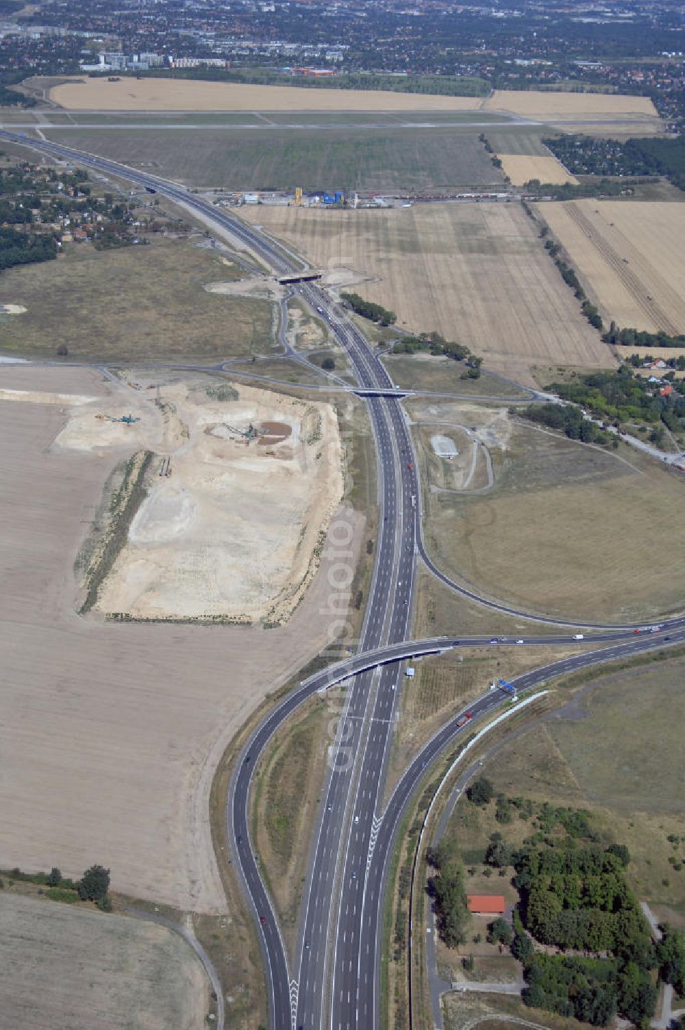 Aerial image Schönefeld - Blick auf den Bereich der Stadtautobahn / Zubringer A113n als südöstliches Tor zur Hauptstadt nach der Verkehrsfreigabe. Unter Berücksichtigung des Flughafens Berlin Brandenburg International wurde eine Verkehrskonzeption für den Ausbau des Straßennetzes im Raum Berlin-Schönefeld erarbeitet, die zwei Stufen umfasste. Die erste Stufe sah den vierstreifigen Ausbau der Bundesstraßen B 96a und B 179 mit der Anbindung des Flughafens über zwei Knotenpunkte vor. Inhalt der zweiten Stufe war der Anschluß der Bundesautobahn A 113 neu an die B 96a und B 179. SCHÜßLER Plan Ingenieurgesellschaft, BATEG, EUROVIA