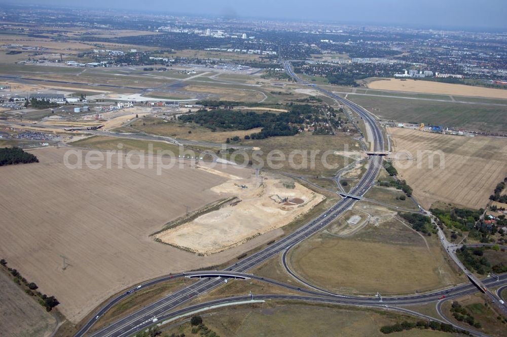 Aerial photograph Waltersdorf - Blick auf den Bereich der Stadtautobahn / Zubringer A113n als südöstliches Tor zur Hauptstadt nach der Verkehrsfreigabe. Unter Berücksichtigung des Flughafens Berlin Brandenburg International wurde eine Verkehrskonzeption für den Ausbau des Straßennetzes im Raum Berlin-Schönefeld erarbeitet, die zwei Stufen umfasste. Die erste Stufe sah den vierstreifigen Ausbau der Bundesstraßen B 96a und B 179 mit der Anbindung des Flughafens über zwei Knotenpunkte vor. Inhalt der zweiten Stufe war der Anschluß der Bundesautobahn A 113 neu an die B 96a und B 179. SCHÜßLER Plan Ingenieurgesellschaft, BATEG, EUROVIA