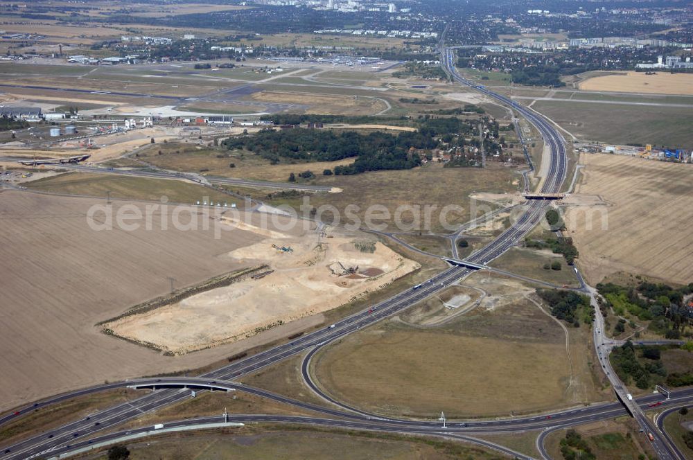 Waltersdorf from above - Blick auf den Bereich der Stadtautobahn / Zubringer A113n als südöstliches Tor zur Hauptstadt nach der Verkehrsfreigabe. Unter Berücksichtigung des Flughafens Berlin Brandenburg International wurde eine Verkehrskonzeption für den Ausbau des Straßennetzes im Raum Berlin-Schönefeld erarbeitet, die zwei Stufen umfasste. Die erste Stufe sah den vierstreifigen Ausbau der Bundesstraßen B 96a und B 179 mit der Anbindung des Flughafens über zwei Knotenpunkte vor. Inhalt der zweiten Stufe war der Anschluß der Bundesautobahn A 113 neu an die B 96a und B 179. SCHÜßLER Plan Ingenieurgesellschaft, BATEG, EUROVIA