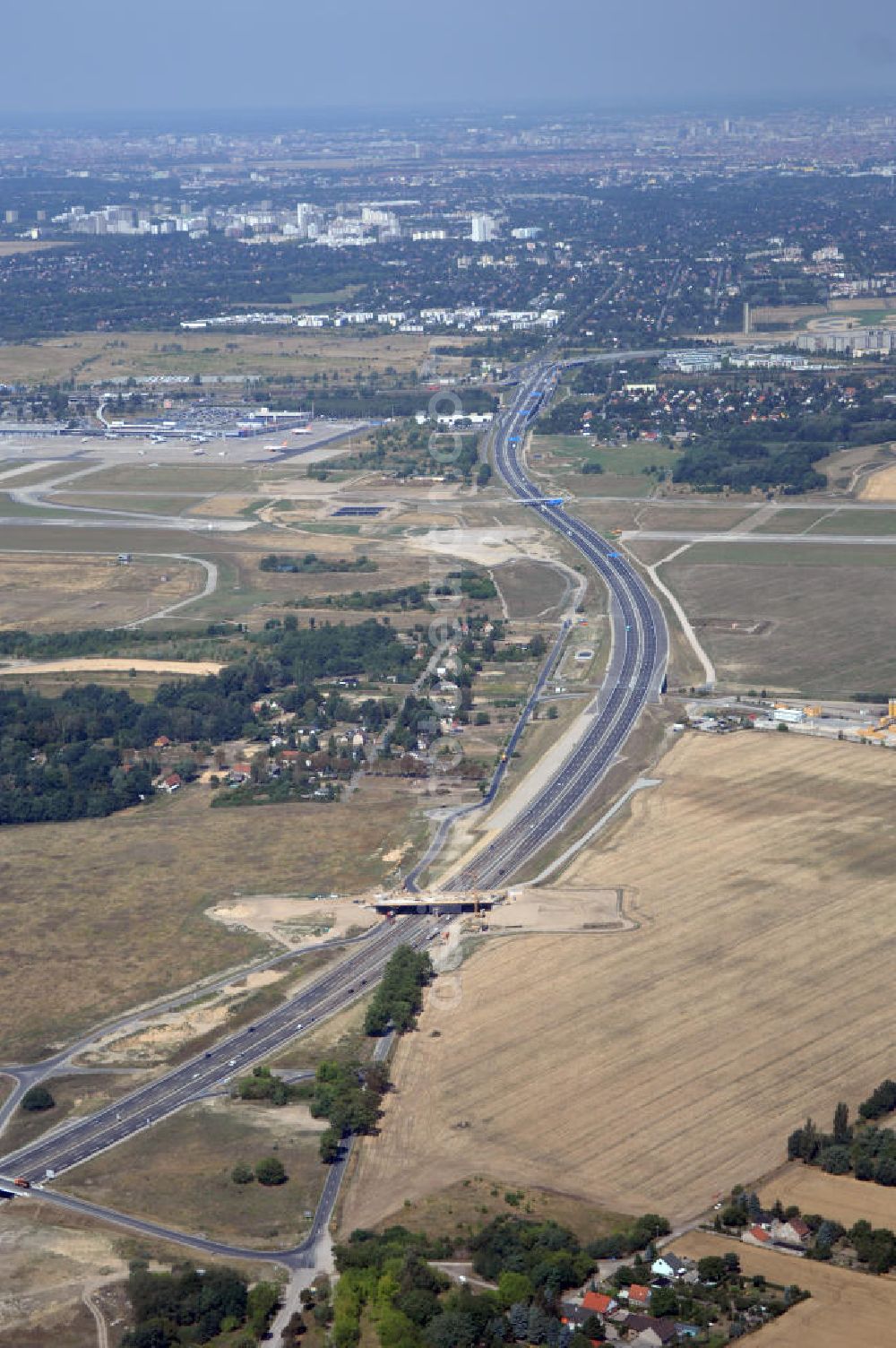 Schönefeld from the bird's eye view: Blick auf den Bereich der Stadtautobahn / Zubringer A113n als südöstliches Tor zur Hauptstadt nach der Verkehrsfreigabe. Unter Berücksichtigung des Flughafens Berlin Brandenburg International wurde eine Verkehrskonzeption für den Ausbau des Straßennetzes im Raum Berlin-Schönefeld erarbeitet, die zwei Stufen umfasste. Die erste Stufe sah den vierstreifigen Ausbau der Bundesstraßen B 96a und B 179 mit der Anbindung des Flughafens über zwei Knotenpunkte vor. Inhalt der zweiten Stufe war der Anschluß der Bundesautobahn A 113 neu an die B 96a und B 179. SCHÜßLER Plan Ingenieurgesellschaft, BATEG, EUROVIA