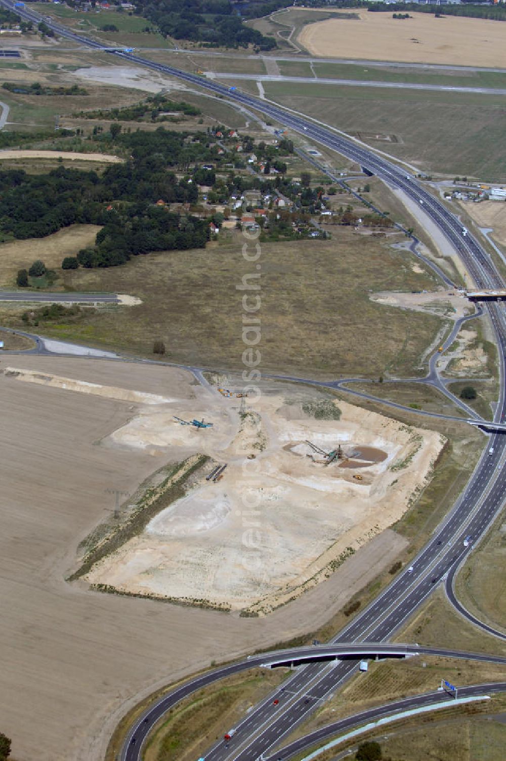 Aerial image Schönefeld - Blick auf den Bereich der Stadtautobahn / Zubringer A113n als südöstliches Tor zur Hauptstadt nach der Verkehrsfreigabe. Unter Berücksichtigung des Flughafens Berlin Brandenburg International wurde eine Verkehrskonzeption für den Ausbau des Straßennetzes im Raum Berlin-Schönefeld erarbeitet, die zwei Stufen umfasste. Die erste Stufe sah den vierstreifigen Ausbau der Bundesstraßen B 96a und B 179 mit der Anbindung des Flughafens über zwei Knotenpunkte vor. Inhalt der zweiten Stufe war der Anschluß der Bundesautobahn A 113 neu an die B 96a und B 179. SCHÜßLER Plan Ingenieurgesellschaft, BATEG, EUROVIA