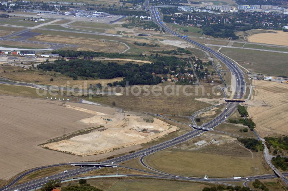 Aerial photograph Waltersdorf - Blick auf den Bereich der Stadtautobahn / Zubringer A113n als südöstliches Tor zur Hauptstadt nach der Verkehrsfreigabe. Unter Berücksichtigung des Flughafens Berlin Brandenburg International wurde eine Verkehrskonzeption für den Ausbau des Straßennetzes im Raum Berlin-Schönefeld erarbeitet, die zwei Stufen umfasste. Die erste Stufe sah den vierstreifigen Ausbau der Bundesstraßen B 96a und B 179 mit der Anbindung des Flughafens über zwei Knotenpunkte vor. Inhalt der zweiten Stufe war der Anschluß der Bundesautobahn A 113 neu an die B 96a und B 179. SCHÜßLER Plan Ingenieurgesellschaft, BATEG, EUROVIA