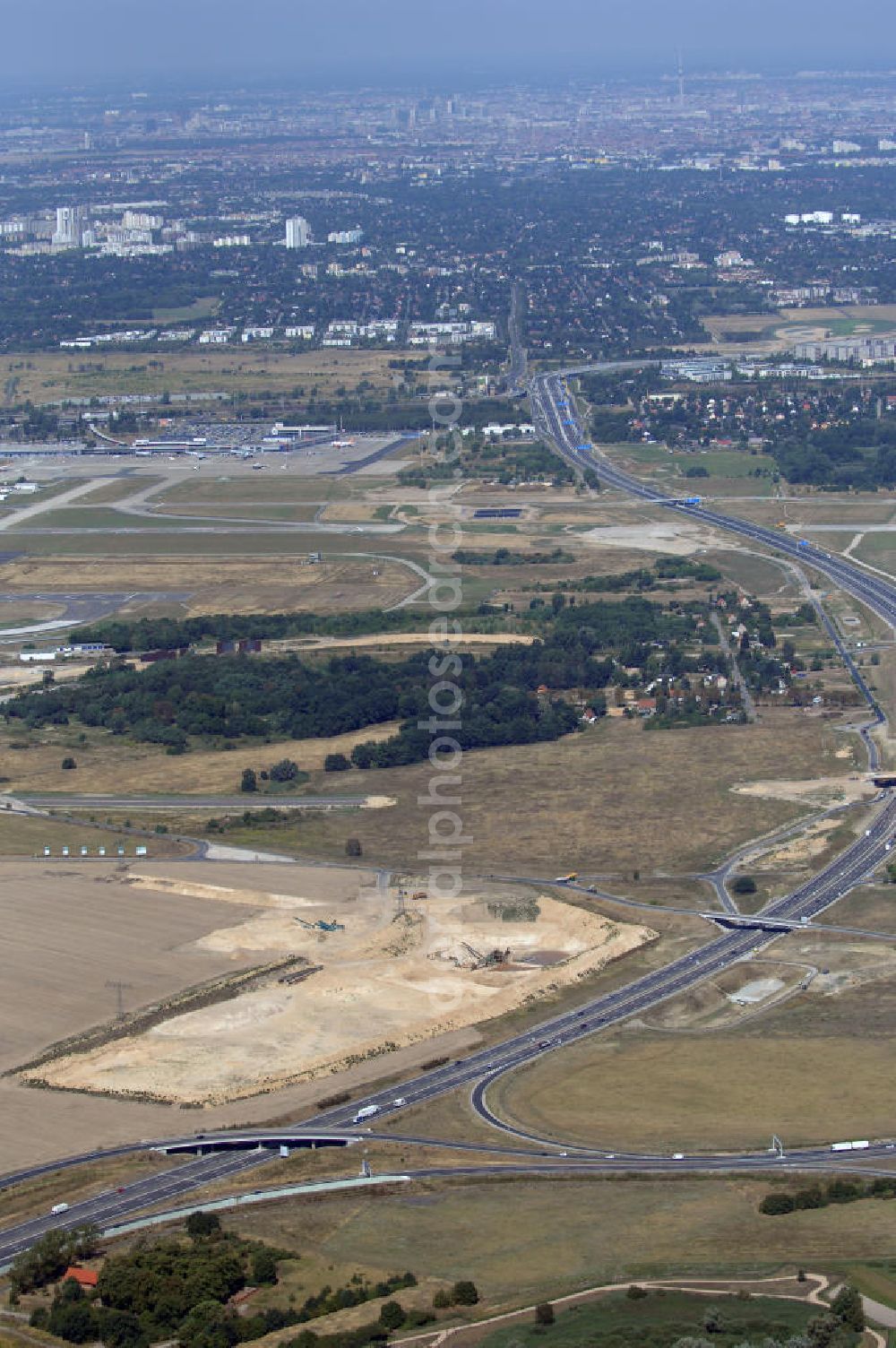 Waltersdorf from above - Blick auf den Bereich der Stadtautobahn / Zubringer A113n als südöstliches Tor zur Hauptstadt nach der Verkehrsfreigabe. Unter Berücksichtigung des Flughafens Berlin Brandenburg International wurde eine Verkehrskonzeption für den Ausbau des Straßennetzes im Raum Berlin-Schönefeld erarbeitet, die zwei Stufen umfasste. Die erste Stufe sah den vierstreifigen Ausbau der Bundesstraßen B 96a und B 179 mit der Anbindung des Flughafens über zwei Knotenpunkte vor. Inhalt der zweiten Stufe war der Anschluß der Bundesautobahn A 113 neu an die B 96a und B 179. SCHÜßLER Plan Ingenieurgesellschaft, BATEG, EUROVIA