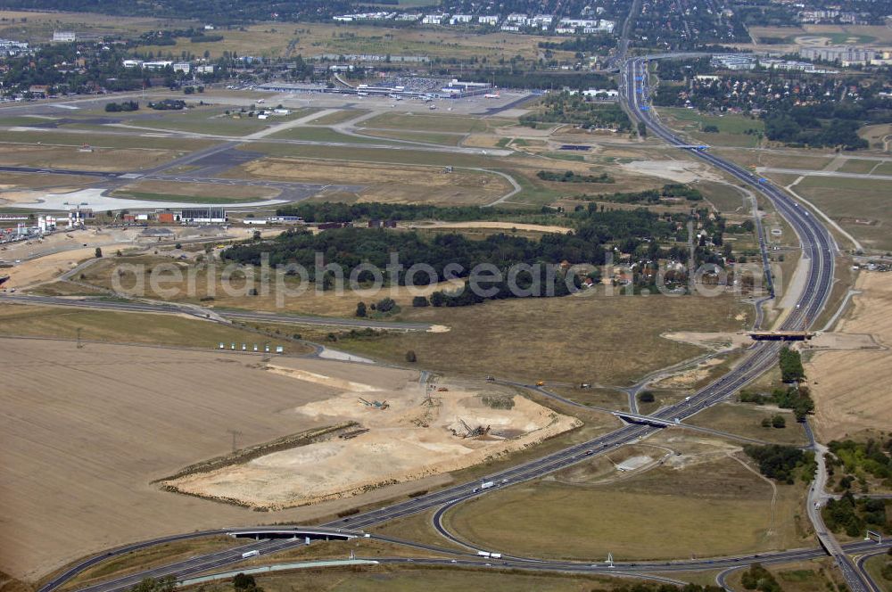 Waltersdorf from the bird's eye view: Blick auf den Bereich der Stadtautobahn / Zubringer A113n als südöstliches Tor zur Hauptstadt nach der Verkehrsfreigabe. Unter Berücksichtigung des Flughafens Berlin Brandenburg International wurde eine Verkehrskonzeption für den Ausbau des Straßennetzes im Raum Berlin-Schönefeld erarbeitet, die zwei Stufen umfasste. Die erste Stufe sah den vierstreifigen Ausbau der Bundesstraßen B 96a und B 179 mit der Anbindung des Flughafens über zwei Knotenpunkte vor. Inhalt der zweiten Stufe war der Anschluß der Bundesautobahn A 113 neu an die B 96a und B 179. SCHÜßLER Plan Ingenieurgesellschaft, BATEG, EUROVIA