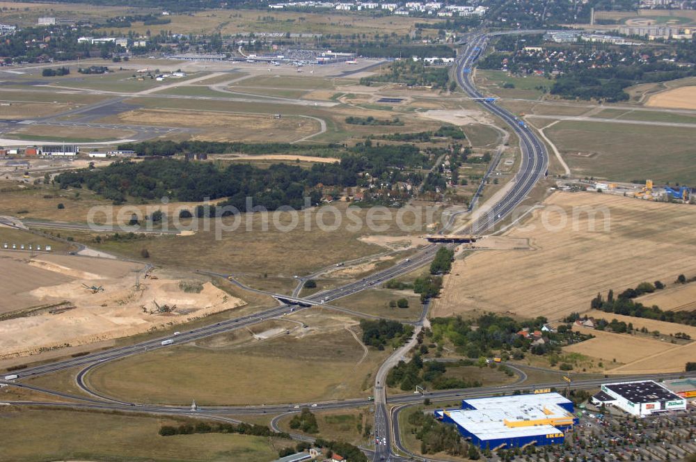 Aerial image Waltersdorf - Blick auf den Bereich der Stadtautobahn / Zubringer A113n als südöstliches Tor zur Hauptstadt nach der Verkehrsfreigabe. Unter Berücksichtigung des Flughafens Berlin Brandenburg International wurde eine Verkehrskonzeption für den Ausbau des Straßennetzes im Raum Berlin-Schönefeld erarbeitet, die zwei Stufen umfasste. Die erste Stufe sah den vierstreifigen Ausbau der Bundesstraßen B 96a und B 179 mit der Anbindung des Flughafens über zwei Knotenpunkte vor. Inhalt der zweiten Stufe war der Anschluß der Bundesautobahn A 113 neu an die B 96a und B 179. SCHÜßLER Plan Ingenieurgesellschaft, BATEG, EUROVIA