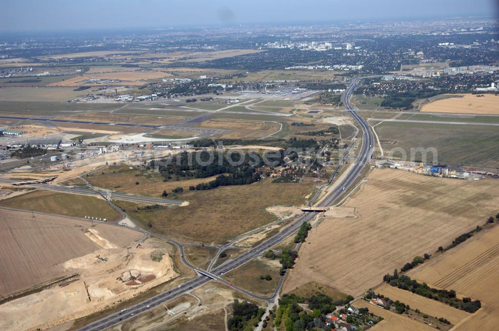 Aerial photograph Schönefeld - Blick auf den Bereich der Stadtautobahn / Zubringer A113n als südöstliches Tor zur Hauptstadt nach der Verkehrsfreigabe. Unter Berücksichtigung des Flughafens Berlin Brandenburg International wurde eine Verkehrskonzeption für den Ausbau des Straßennetzes im Raum Berlin-Schönefeld erarbeitet, die zwei Stufen umfasste. Die erste Stufe sah den vierstreifigen Ausbau der Bundesstraßen B 96a und B 179 mit der Anbindung des Flughafens über zwei Knotenpunkte vor. Inhalt der zweiten Stufe war der Anschluß der Bundesautobahn A 113 neu an die B 96a und B 179. SCHÜßLER Plan Ingenieurgesellschaft, BATEG, EUROVIA