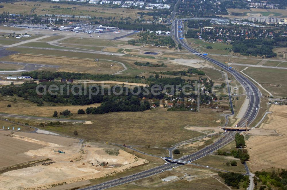 Waltersdorf from the bird's eye view: Blick auf den Bereich der Stadtautobahn / Zubringer A113n als südöstliches Tor zur Hauptstadt nach der Verkehrsfreigabe. Unter Berücksichtigung des Flughafens Berlin Brandenburg International wurde eine Verkehrskonzeption für den Ausbau des Straßennetzes im Raum Berlin-Schönefeld erarbeitet, die zwei Stufen umfasste. Die erste Stufe sah den vierstreifigen Ausbau der Bundesstraßen B 96a und B 179 mit der Anbindung des Flughafens über zwei Knotenpunkte vor. Inhalt der zweiten Stufe war der Anschluß der Bundesautobahn A 113 neu an die B 96a und B 179. SCHÜßLER Plan Ingenieurgesellschaft, BATEG, EUROVIA