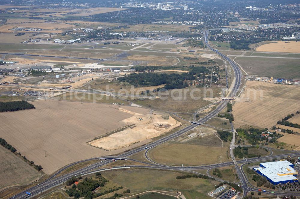 Aerial image Schönefeld - Blick auf den Bereich der Stadtautobahn / Zubringer A113n als südöstliches Tor zur Hauptstadt nach der Verkehrsfreigabe. Unter Berücksichtigung des Flughafens Berlin Brandenburg International wurde eine Verkehrskonzeption für den Ausbau des Straßennetzes im Raum Berlin-Schönefeld erarbeitet, die zwei Stufen umfasste. Die erste Stufe sah den vierstreifigen Ausbau der Bundesstraßen B 96a und B 179 mit der Anbindung des Flughafens über zwei Knotenpunkte vor. Inhalt der zweiten Stufe war der Anschluß der Bundesautobahn A 113 neu an die B 96a und B 179. SCHÜßLER Plan Ingenieurgesellschaft, BATEG, EUROVIA