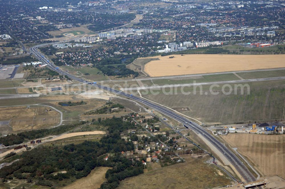 Aerial photograph Schönefeld - Blick auf den Bereich der Stadtautobahn / Zubringer A113n als südöstliches Tor zur Hauptstadt nach der Verkehrsfreigabe. Unter Berücksichtigung des Flughafens Berlin Brandenburg International wurde eine Verkehrskonzeption für den Ausbau des Straßennetzes im Raum Berlin-Schönefeld erarbeitet, die zwei Stufen umfasste. Die erste Stufe sah den vierstreifigen Ausbau der Bundesstraßen B 96a und B 179 mit der Anbindung des Flughafens über zwei Knotenpunkte vor. Inhalt der zweiten Stufe war der Anschluß der Bundesautobahn A 113 neu an die B 96a und B 179. SCHÜßLER Plan Ingenieurgesellschaft, BATEG, EUROVIA