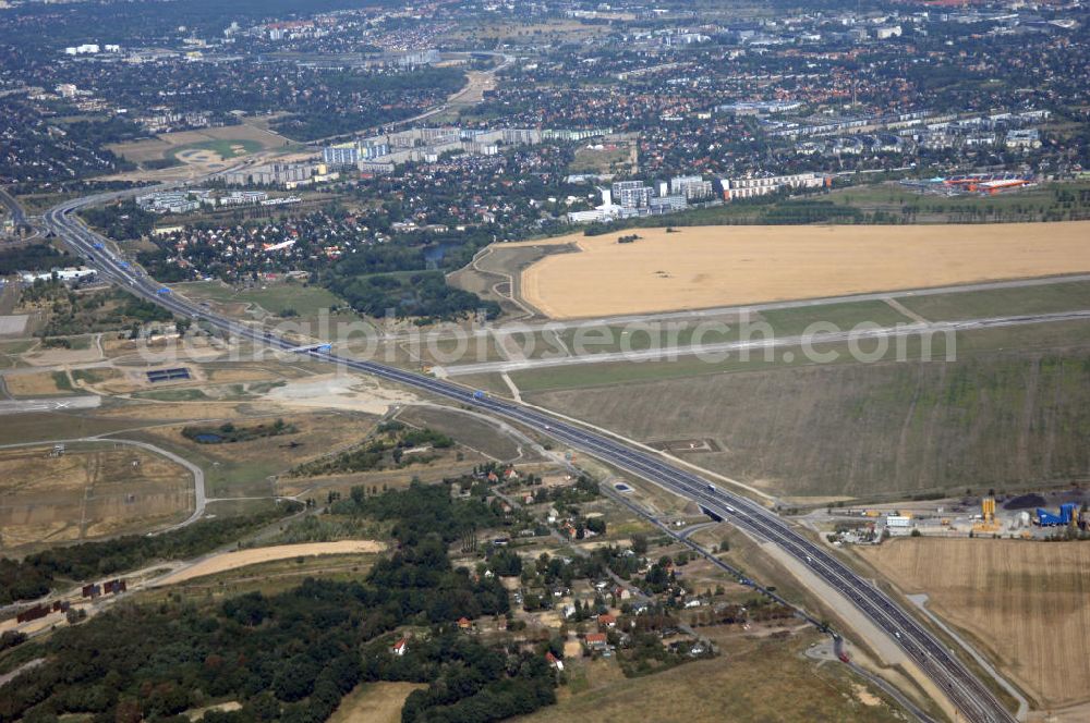 Schönefeld from above - Blick auf den Bereich der Stadtautobahn / Zubringer A113n als südöstliches Tor zur Hauptstadt nach der Verkehrsfreigabe. Unter Berücksichtigung des Flughafens Berlin Brandenburg International wurde eine Verkehrskonzeption für den Ausbau des Straßennetzes im Raum Berlin-Schönefeld erarbeitet, die zwei Stufen umfasste. Die erste Stufe sah den vierstreifigen Ausbau der Bundesstraßen B 96a und B 179 mit der Anbindung des Flughafens über zwei Knotenpunkte vor. Inhalt der zweiten Stufe war der Anschluß der Bundesautobahn A 113 neu an die B 96a und B 179. SCHÜßLER Plan Ingenieurgesellschaft, BATEG, EUROVIA