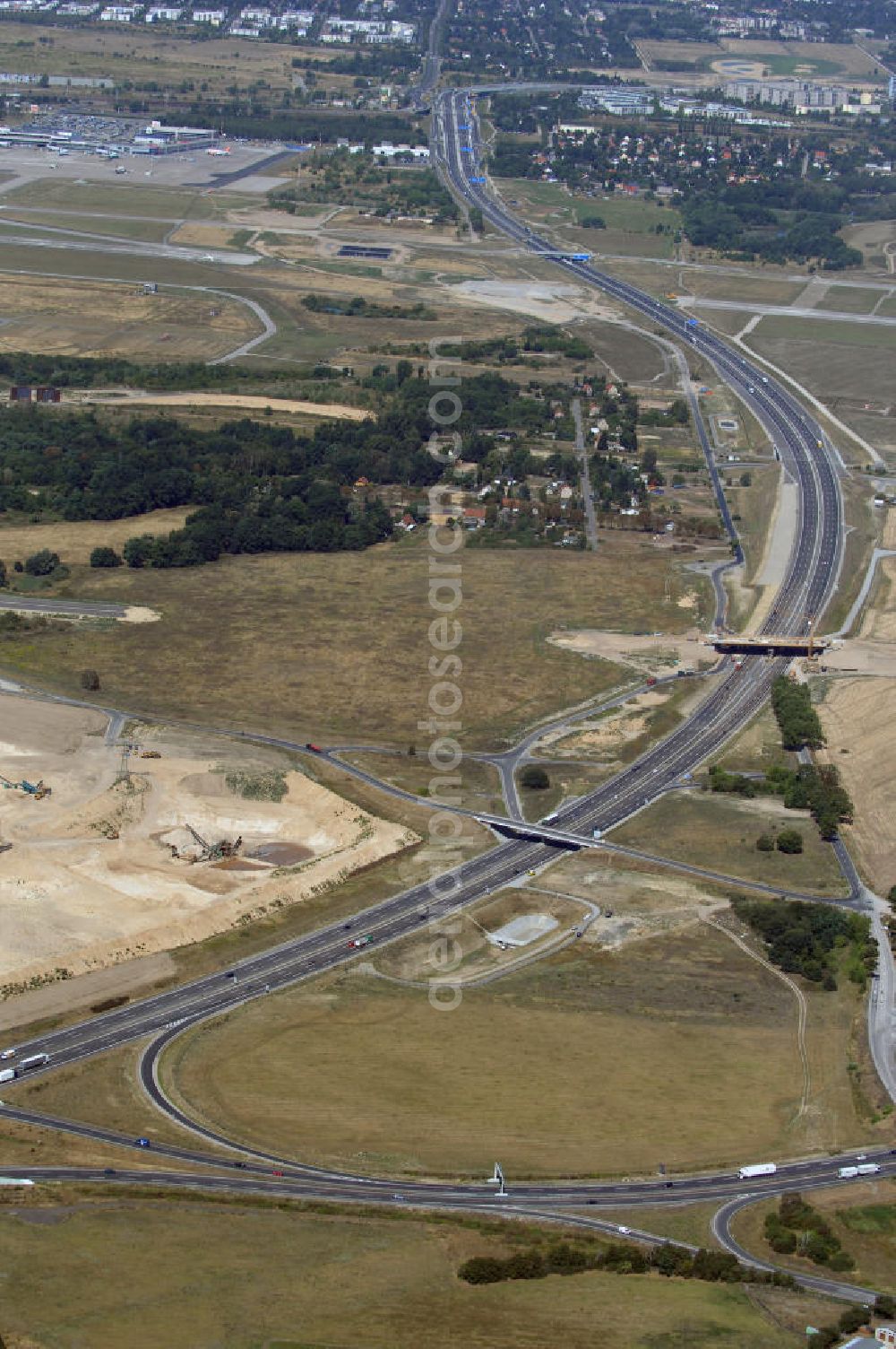 Aerial image Waltersdorf - Blick auf den Bereich der Stadtautobahn / Zubringer A113n als südöstliches Tor zur Hauptstadt nach der Verkehrsfreigabe. Unter Berücksichtigung des Flughafens Berlin Brandenburg International wurde eine Verkehrskonzeption für den Ausbau des Straßennetzes im Raum Berlin-Schönefeld erarbeitet, die zwei Stufen umfasste. Die erste Stufe sah den vierstreifigen Ausbau der Bundesstraßen B 96a und B 179 mit der Anbindung des Flughafens über zwei Knotenpunkte vor. Inhalt der zweiten Stufe war der Anschluß der Bundesautobahn A 113 neu an die B 96a und B 179. SCHÜßLER Plan Ingenieurgesellschaft, BATEG, EUROVIA