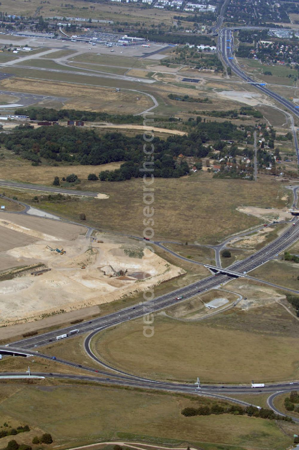 Aerial photograph Waltersdorf - Blick auf den Bereich der Stadtautobahn / Zubringer A113n als südöstliches Tor zur Hauptstadt nach der Verkehrsfreigabe. Unter Berücksichtigung des Flughafens Berlin Brandenburg International wurde eine Verkehrskonzeption für den Ausbau des Straßennetzes im Raum Berlin-Schönefeld erarbeitet, die zwei Stufen umfasste. Die erste Stufe sah den vierstreifigen Ausbau der Bundesstraßen B 96a und B 179 mit der Anbindung des Flughafens über zwei Knotenpunkte vor. Inhalt der zweiten Stufe war der Anschluß der Bundesautobahn A 113 neu an die B 96a und B 179. SCHÜßLER Plan Ingenieurgesellschaft, BATEG, EUROVIA