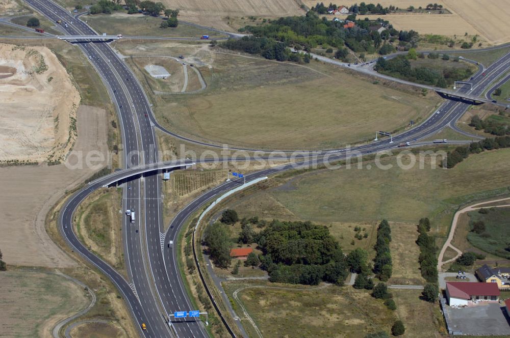 Waltersdorf from above - Blick auf den Bereich der Stadtautobahn / Zubringer A113n als südöstliches Tor zur Hauptstadt nach der Verkehrsfreigabe. Unter Berücksichtigung des Flughafens Berlin Brandenburg International wurde eine Verkehrskonzeption für den Ausbau des Straßennetzes im Raum Berlin-Schönefeld erarbeitet, die zwei Stufen umfasste. Die erste Stufe sah den vierstreifigen Ausbau der Bundesstraßen B 96a und B 179 mit der Anbindung des Flughafens über zwei Knotenpunkte vor. Inhalt der zweiten Stufe war der Anschluß der Bundesautobahn A 113 neu an die B 96a und B 179. SCHÜßLER Plan Ingenieurgesellschaft, BATEG, EUROVIA