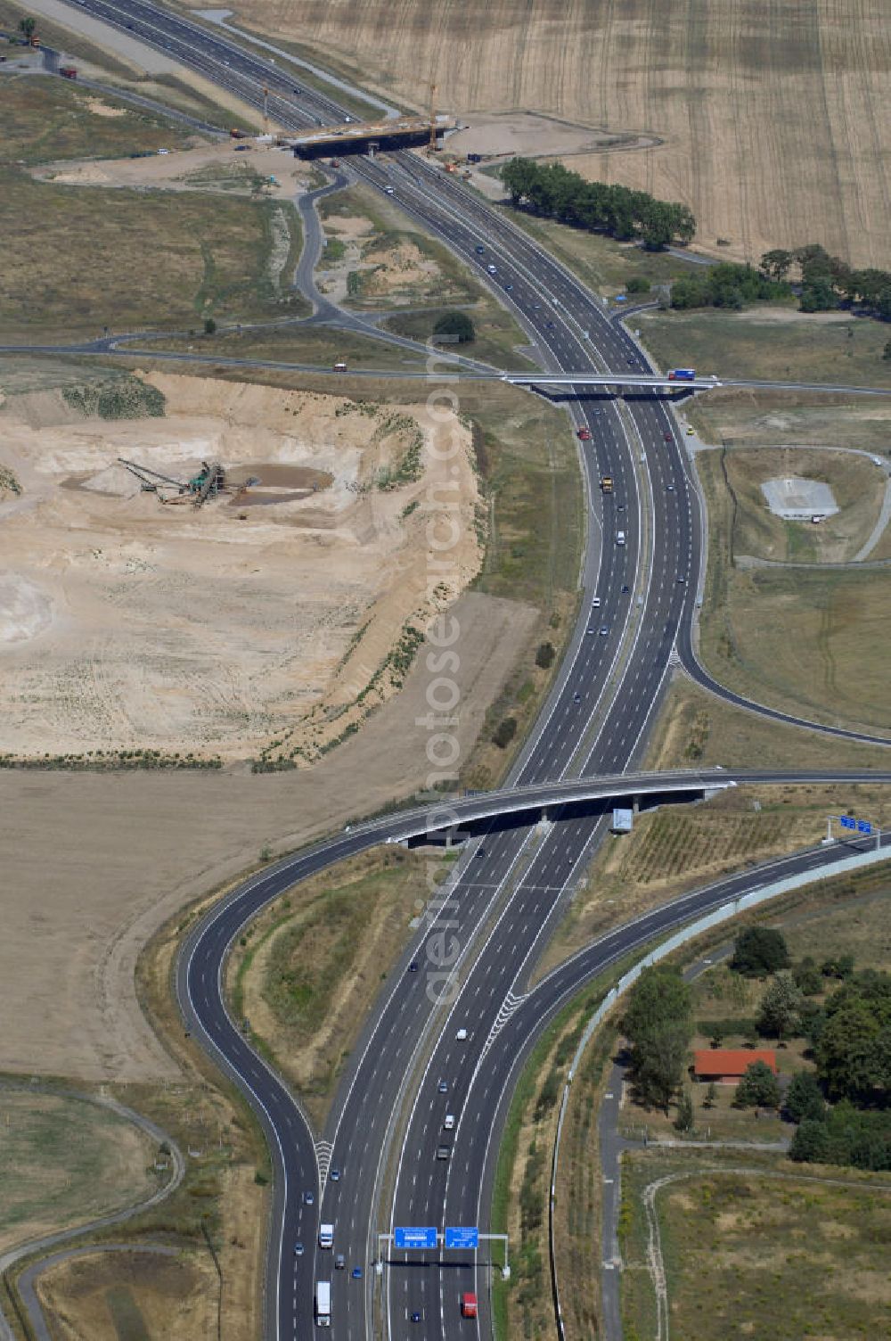 Schönefeld from the bird's eye view: Blick auf den Bereich der Stadtautobahn / Zubringer A113n als südöstliches Tor zur Hauptstadt nach der Verkehrsfreigabe. Unter Berücksichtigung des Flughafens Berlin Brandenburg International wurde eine Verkehrskonzeption für den Ausbau des Straßennetzes im Raum Berlin-Schönefeld erarbeitet, die zwei Stufen umfasste. Die erste Stufe sah den vierstreifigen Ausbau der Bundesstraßen B 96a und B 179 mit der Anbindung des Flughafens über zwei Knotenpunkte vor. Inhalt der zweiten Stufe war der Anschluß der Bundesautobahn A 113 neu an die B 96a und B 179. SCHÜßLER Plan Ingenieurgesellschaft, BATEG, EUROVIA