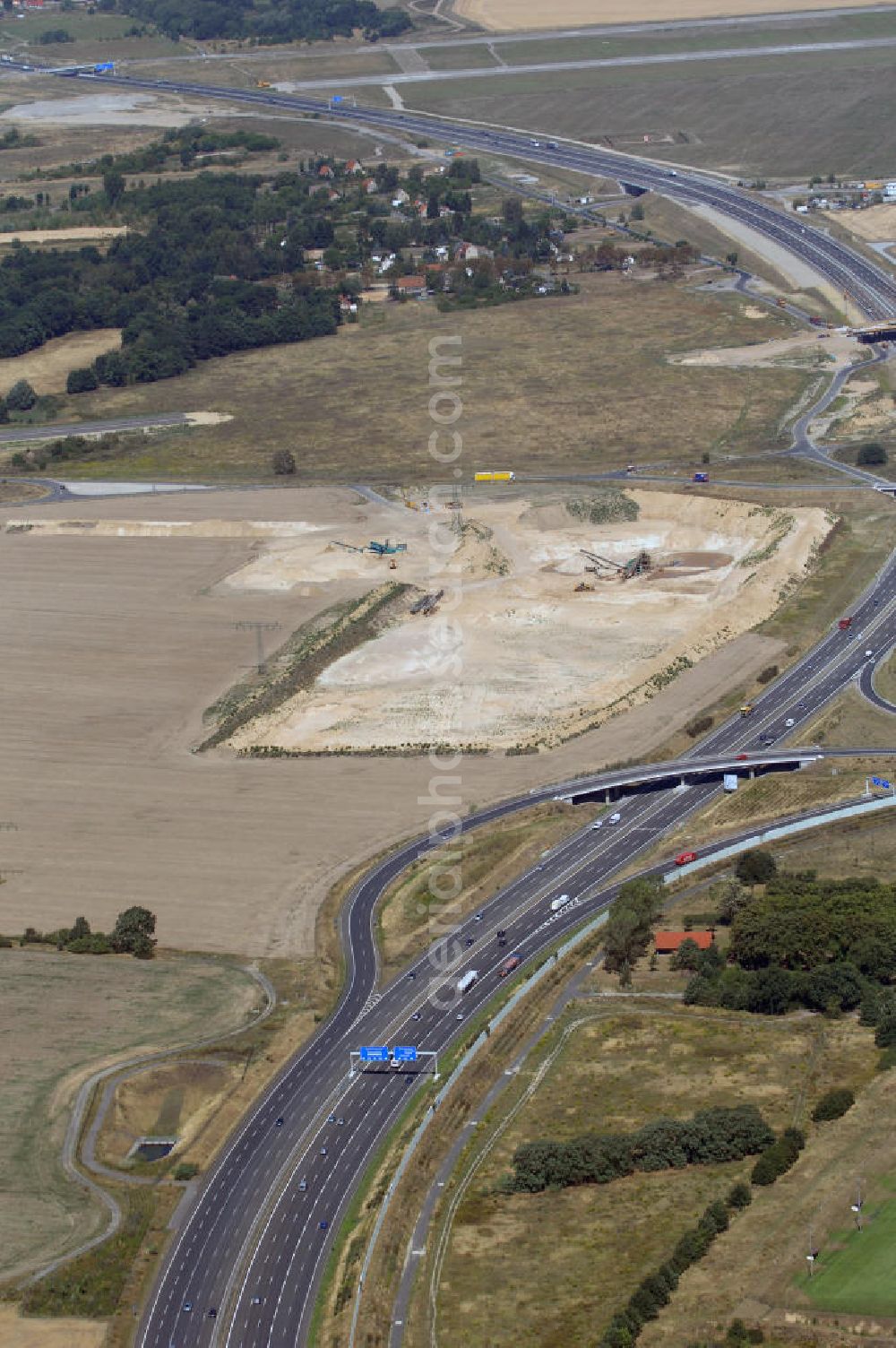 Aerial image Schönefeld - Blick auf den Bereich der Stadtautobahn / Zubringer A113n als südöstliches Tor zur Hauptstadt nach der Verkehrsfreigabe. Unter Berücksichtigung des Flughafens Berlin Brandenburg International wurde eine Verkehrskonzeption für den Ausbau des Straßennetzes im Raum Berlin-Schönefeld erarbeitet, die zwei Stufen umfasste. Die erste Stufe sah den vierstreifigen Ausbau der Bundesstraßen B 96a und B 179 mit der Anbindung des Flughafens über zwei Knotenpunkte vor. Inhalt der zweiten Stufe war der Anschluß der Bundesautobahn A 113 neu an die B 96a und B 179. SCHÜßLER Plan Ingenieurgesellschaft, BATEG, EUROVIA