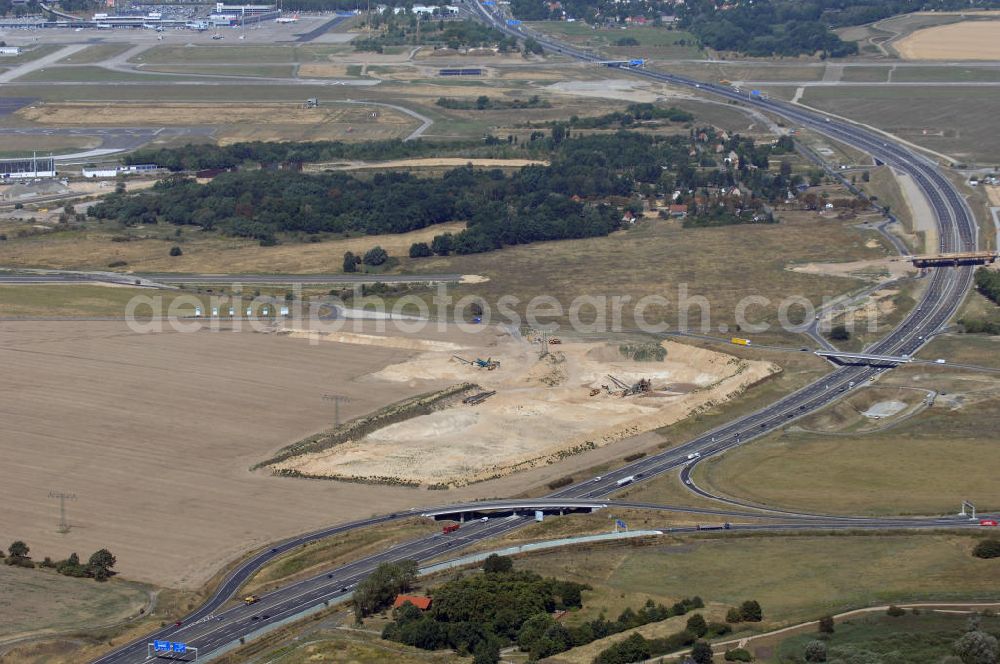 Aerial photograph Schönefeld - Blick auf den Bereich der Stadtautobahn / Zubringer A113n als südöstliches Tor zur Hauptstadt nach der Verkehrsfreigabe. Unter Berücksichtigung des Flughafens Berlin Brandenburg International wurde eine Verkehrskonzeption für den Ausbau des Straßennetzes im Raum Berlin-Schönefeld erarbeitet, die zwei Stufen umfasste. Die erste Stufe sah den vierstreifigen Ausbau der Bundesstraßen B 96a und B 179 mit der Anbindung des Flughafens über zwei Knotenpunkte vor. Inhalt der zweiten Stufe war der Anschluß der Bundesautobahn A 113 neu an die B 96a und B 179. SCHÜßLER Plan Ingenieurgesellschaft, BATEG, EUROVIA