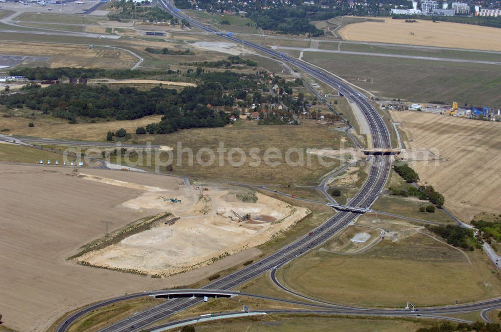 Schönefeld from above - Blick auf den Bereich der Stadtautobahn / Zubringer A113n als südöstliches Tor zur Hauptstadt nach der Verkehrsfreigabe. Unter Berücksichtigung des Flughafens Berlin Brandenburg International wurde eine Verkehrskonzeption für den Ausbau des Straßennetzes im Raum Berlin-Schönefeld erarbeitet, die zwei Stufen umfasste. Die erste Stufe sah den vierstreifigen Ausbau der Bundesstraßen B 96a und B 179 mit der Anbindung des Flughafens über zwei Knotenpunkte vor. Inhalt der zweiten Stufe war der Anschluß der Bundesautobahn A 113 neu an die B 96a und B 179. SCHÜßLER Plan Ingenieurgesellschaft, BATEG, EUROVIA