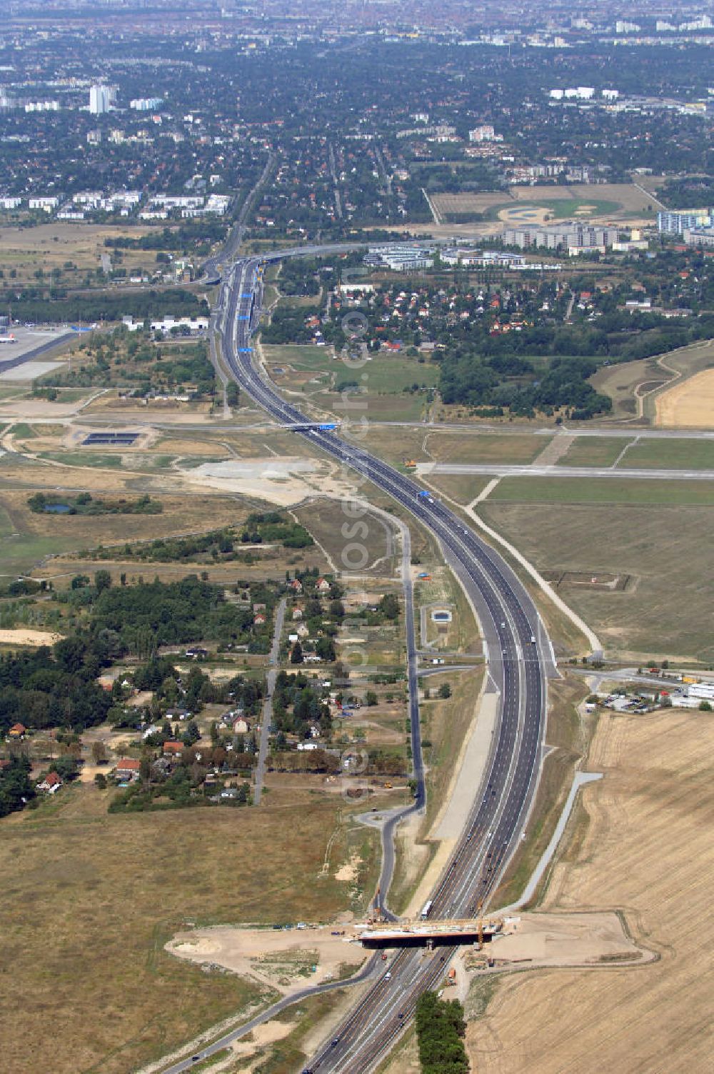 Schönefeld from the bird's eye view: Blick auf den Bereich der Stadtautobahn / Zubringer A113n als südöstliches Tor zur Hauptstadt nach der Verkehrsfreigabe. Unter Berücksichtigung des Flughafens Berlin Brandenburg International wurde eine Verkehrskonzeption für den Ausbau des Straßennetzes im Raum Berlin-Schönefeld erarbeitet, die zwei Stufen umfasste. Die erste Stufe sah den vierstreifigen Ausbau der Bundesstraßen B 96a und B 179 mit der Anbindung des Flughafens über zwei Knotenpunkte vor. Inhalt der zweiten Stufe war der Anschluß der Bundesautobahn A 113 neu an die B 96a und B 179. SCHÜßLER Plan Ingenieurgesellschaft, BATEG, EUROVIA