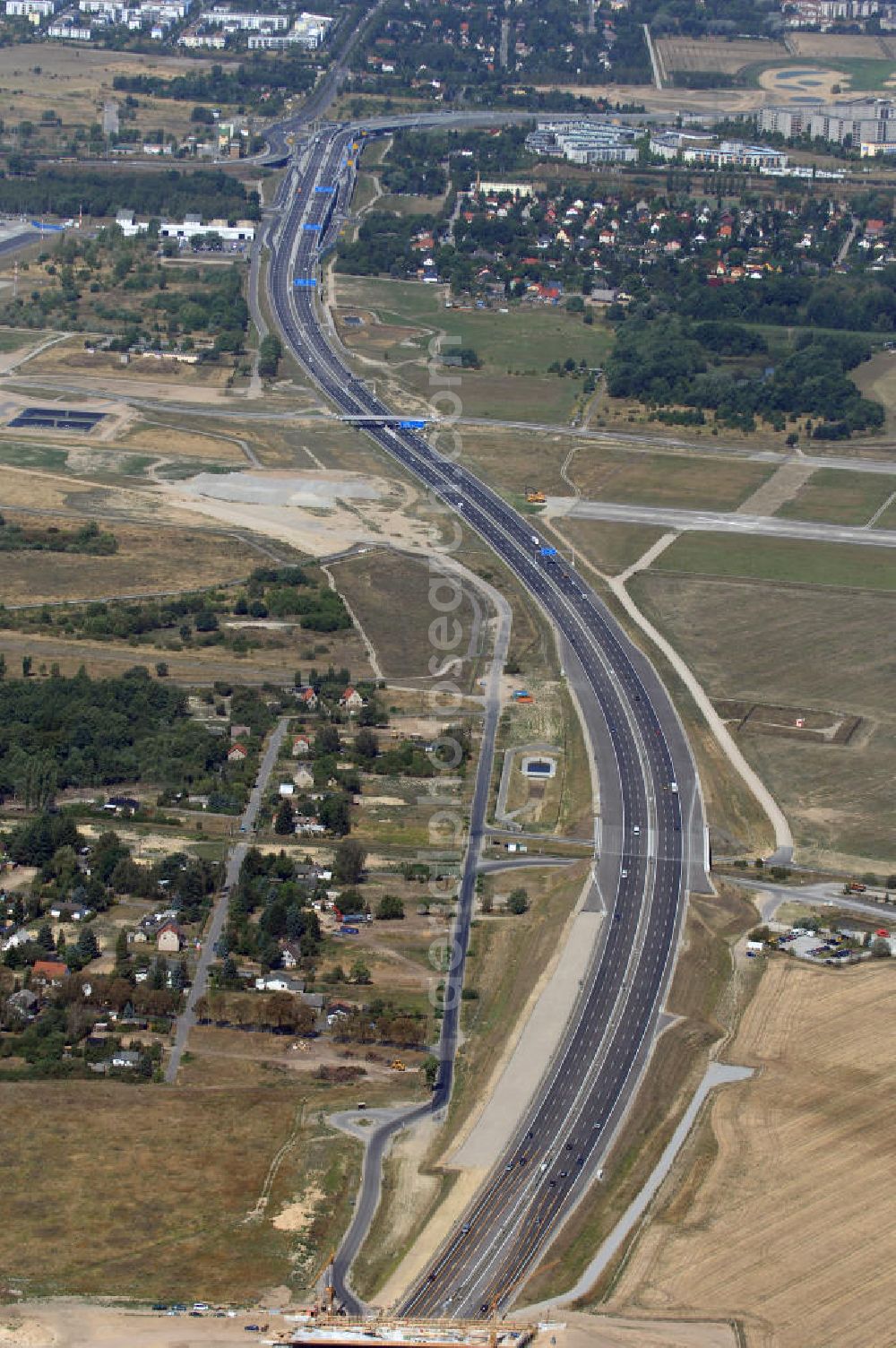 Aerial image Schönefeld - Blick auf den Bereich der Stadtautobahn / Zubringer A113n als südöstliches Tor zur Hauptstadt nach der Verkehrsfreigabe. Unter Berücksichtigung des Flughafens Berlin Brandenburg International wurde eine Verkehrskonzeption für den Ausbau des Straßennetzes im Raum Berlin-Schönefeld erarbeitet, die zwei Stufen umfasste. Die erste Stufe sah den vierstreifigen Ausbau der Bundesstraßen B 96a und B 179 mit der Anbindung des Flughafens über zwei Knotenpunkte vor. Inhalt der zweiten Stufe war der Anschluß der Bundesautobahn A 113 neu an die B 96a und B 179. SCHÜßLER Plan Ingenieurgesellschaft, BATEG, EUROVIA