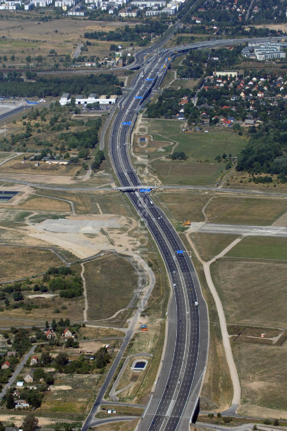 Aerial photograph Schönefeld - Blick auf den Bereich der Stadtautobahn / Zubringer A113n als südöstliches Tor zur Hauptstadt nach der Verkehrsfreigabe. Unter Berücksichtigung des Flughafens Berlin Brandenburg International wurde eine Verkehrskonzeption für den Ausbau des Straßennetzes im Raum Berlin-Schönefeld erarbeitet, die zwei Stufen umfasste. Die erste Stufe sah den vierstreifigen Ausbau der Bundesstraßen B 96a und B 179 mit der Anbindung des Flughafens über zwei Knotenpunkte vor. Inhalt der zweiten Stufe war der Anschluß der Bundesautobahn A 113 neu an die B 96a und B 179. SCHÜßLER Plan Ingenieurgesellschaft, BATEG, EUROVIA