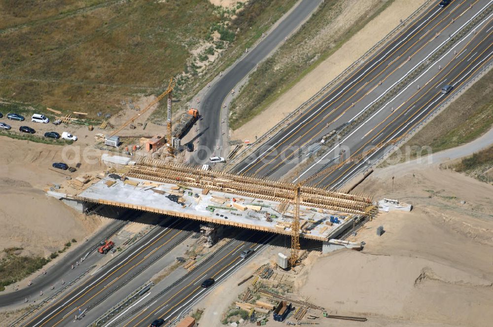 Schönefeld from above - Blick auf den Bereich der Stadtautobahn / Zubringer A113n als südöstliches Tor zur Hauptstadt nach der Verkehrsfreigabe. Unter Berücksichtigung des Flughafens Berlin Brandenburg International wurde eine Verkehrskonzeption für den Ausbau des Straßennetzes im Raum Berlin-Schönefeld erarbeitet, die zwei Stufen umfasste. Die erste Stufe sah den vierstreifigen Ausbau der Bundesstraßen B 96a und B 179 mit der Anbindung des Flughafens über zwei Knotenpunkte vor. Inhalt der zweiten Stufe war der Anschluß der Bundesautobahn A 113 neu an die B 96a und B 179. SCHÜßLER Plan Ingenieurgesellschaft, BATEG, EUROVIA