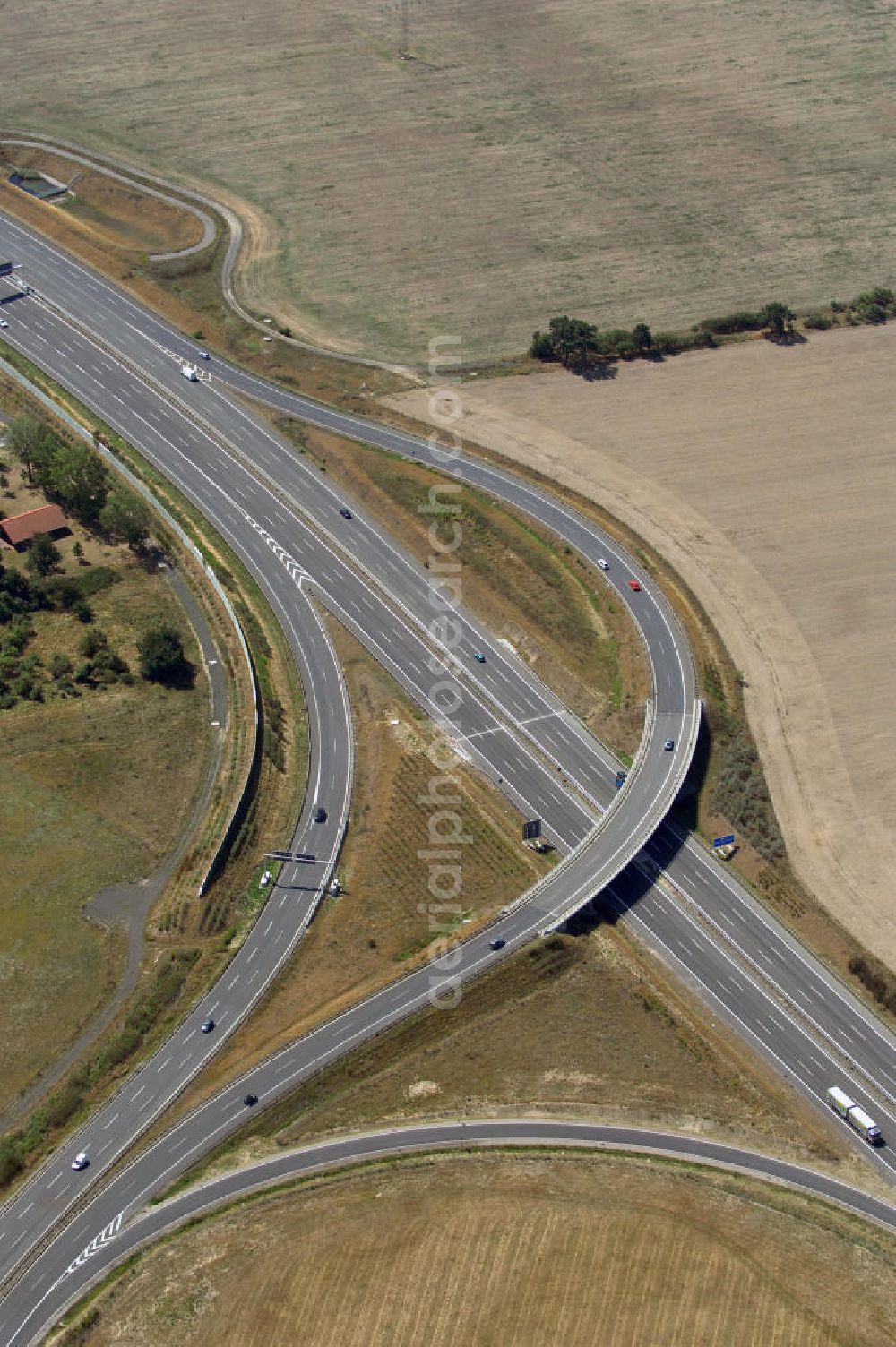 Aerial image Schönefeld - Blick auf den Bereich der Stadtautobahn / Zubringer A113n als südöstliches Tor zur Hauptstadt nach der Verkehrsfreigabe. Unter Berücksichtigung des Flughafens Berlin Brandenburg International wurde eine Verkehrskonzeption für den Ausbau des Straßennetzes im Raum Berlin-Schönefeld erarbeitet, die zwei Stufen umfasste. Die erste Stufe sah den vierstreifigen Ausbau der Bundesstraßen B 96a und B 179 mit der Anbindung des Flughafens über zwei Knotenpunkte vor. Inhalt der zweiten Stufe war der Anschluß der Bundesautobahn A 113 neu an die B 96a und B 179. SCHÜßLER Plan Ingenieurgesellschaft, BATEG, EUROVIA