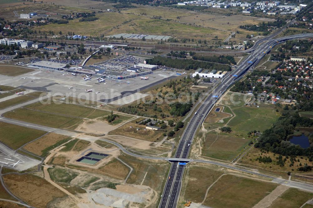 Aerial photograph Schönefeld - Blick auf den Bereich der Stadtautobahn / Zubringer A113n als südöstliches Tor zur Hauptstadt nach der Verkehrsfreigabe. Unter Berücksichtigung des Flughafens Berlin Brandenburg International wurde eine Verkehrskonzeption für den Ausbau des Straßennetzes im Raum Berlin-Schönefeld erarbeitet, die zwei Stufen umfasste. Die erste Stufe sah den vierstreifigen Ausbau der Bundesstraßen B 96a und B 179 mit der Anbindung des Flughafens über zwei Knotenpunkte vor. Inhalt der zweiten Stufe war der Anschluß der Bundesautobahn A 113 neu an die B 96a und B 179. SCHÜßLER Plan Ingenieurgesellschaft, BATEG, EUROVIA