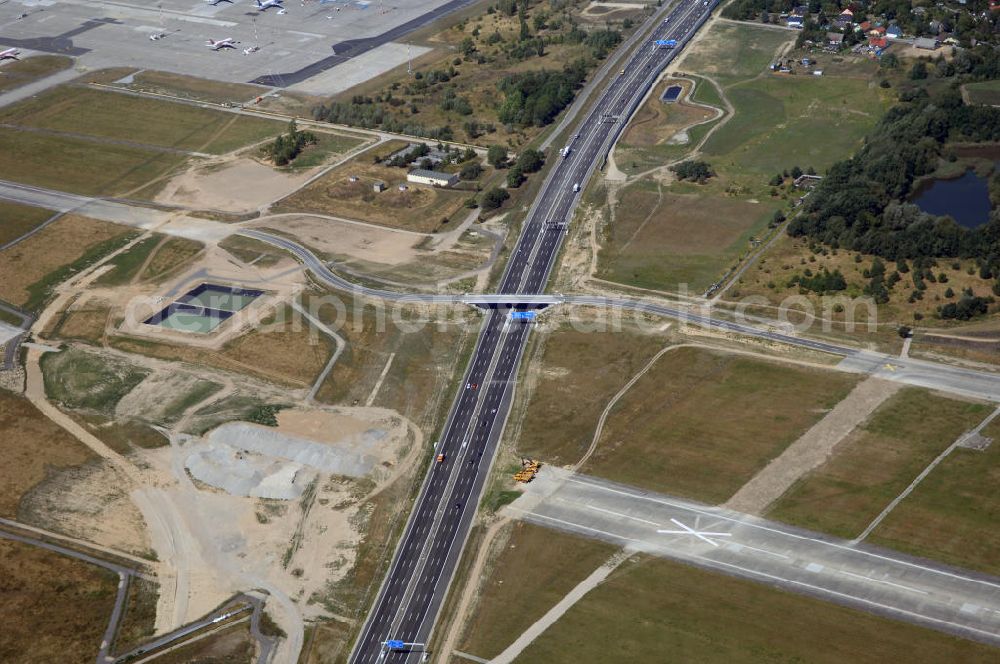 Schönefeld from above - Blick auf den Bereich der Stadtautobahn / Zubringer A113n als südöstliches Tor zur Hauptstadt nach der Verkehrsfreigabe. Unter Berücksichtigung des Flughafens Berlin Brandenburg International wurde eine Verkehrskonzeption für den Ausbau des Straßennetzes im Raum Berlin-Schönefeld erarbeitet, die zwei Stufen umfasste. Die erste Stufe sah den vierstreifigen Ausbau der Bundesstraßen B 96a und B 179 mit der Anbindung des Flughafens über zwei Knotenpunkte vor. Inhalt der zweiten Stufe war der Anschluß der Bundesautobahn A 113 neu an die B 96a und B 179. SCHÜßLER Plan Ingenieurgesellschaft, BATEG, EUROVIA