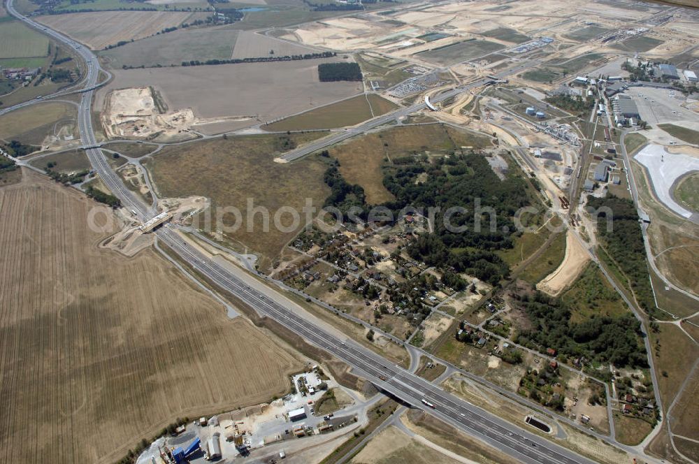 Schönefeld from the bird's eye view: Blick auf den Bereich der Stadtautobahn / Zubringer A113n als südöstliches Tor zur Hauptstadt nach der Verkehrsfreigabe. Unter Berücksichtigung des Flughafens Berlin Brandenburg International wurde eine Verkehrskonzeption für den Ausbau des Straßennetzes im Raum Berlin-Schönefeld erarbeitet, die zwei Stufen umfasste. Die erste Stufe sah den vierstreifigen Ausbau der Bundesstraßen B 96a und B 179 mit der Anbindung des Flughafens über zwei Knotenpunkte vor. Inhalt der zweiten Stufe war der Anschluß der Bundesautobahn A 113 neu an die B 96a und B 179. SCHÜßLER Plan Ingenieurgesellschaft, BATEG, EUROVIA