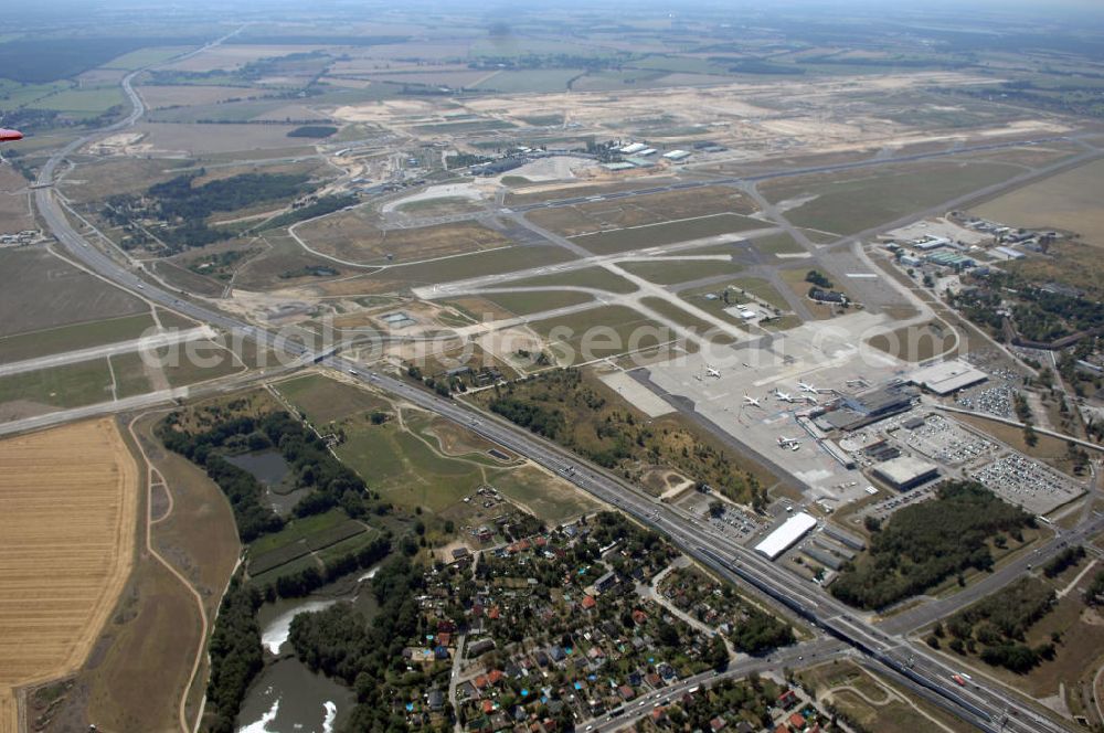 Aerial photograph Schönefeld - Blick auf den Bereich der Stadtautobahn / Zubringer A113n als südöstliches Tor zur Hauptstadt nach der Verkehrsfreigabe. Unter Berücksichtigung des Flughafens Berlin Brandenburg International wurde eine Verkehrskonzeption für den Ausbau des Straßennetzes im Raum Berlin-Schönefeld erarbeitet, die zwei Stufen umfasste. Die erste Stufe sah den vierstreifigen Ausbau der Bundesstraßen B 96a und B 179 mit der Anbindung des Flughafens über zwei Knotenpunkte vor. Inhalt der zweiten Stufe war der Anschluß der Bundesautobahn A 113 neu an die B 96a und B 179. SCHÜßLER Plan Ingenieurgesellschaft, BATEG, EUROVIA