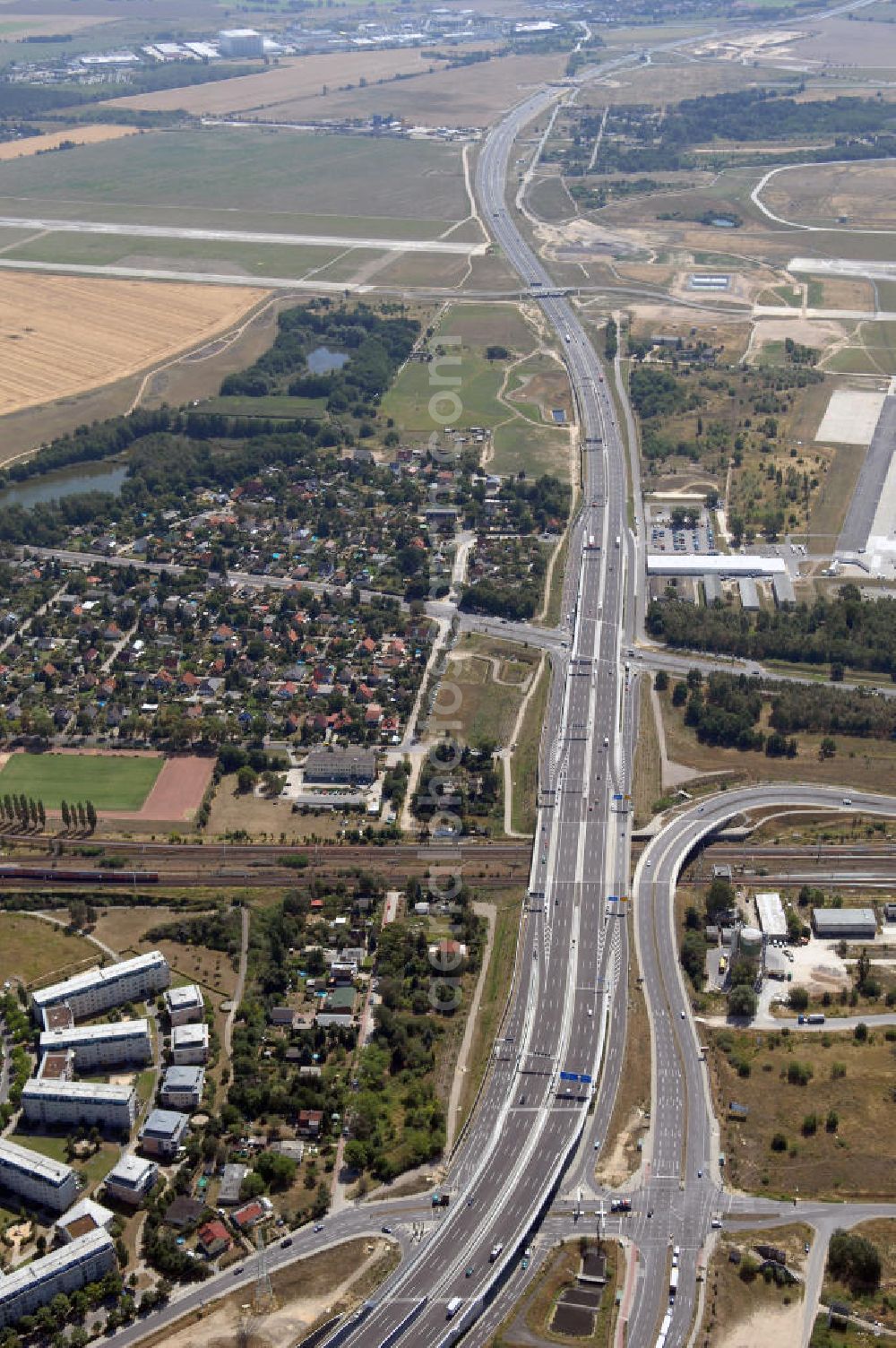 Schönefeld from above - Blick auf den Bereich der Stadtautobahn / Zubringer A113n als südöstliches Tor zur Hauptstadt nach der Verkehrsfreigabe. Unter Berücksichtigung des Flughafens Berlin Brandenburg International wurde eine Verkehrskonzeption für den Ausbau des Straßennetzes im Raum Berlin-Schönefeld erarbeitet, die zwei Stufen umfasste. Die erste Stufe sah den vierstreifigen Ausbau der Bundesstraßen B 96a und B 179 mit der Anbindung des Flughafens über zwei Knotenpunkte vor. Inhalt der zweiten Stufe war der Anschluß der Bundesautobahn A 113 neu an die B 96a und B 179. SCHÜßLER Plan Ingenieurgesellschaft, BATEG, EUROVIA