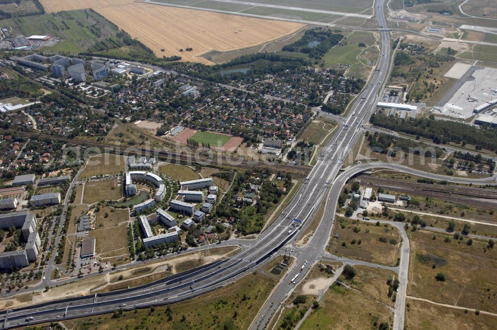 Schönefeld from the bird's eye view: Blick auf den Bereich der Stadtautobahn / Zubringer A113n als südöstliches Tor zur Hauptstadt nach der Verkehrsfreigabe. Unter Berücksichtigung des Flughafens Berlin Brandenburg International wurde eine Verkehrskonzeption für den Ausbau des Straßennetzes im Raum Berlin-Schönefeld erarbeitet, die zwei Stufen umfasste. Die erste Stufe sah den vierstreifigen Ausbau der Bundesstraßen B 96a und B 179 mit der Anbindung des Flughafens über zwei Knotenpunkte vor. Inhalt der zweiten Stufe war der Anschluß der Bundesautobahn A 113 neu an die B 96a und B 179. SCHÜßLER Plan Ingenieurgesellschaft, BATEG, EUROVIA