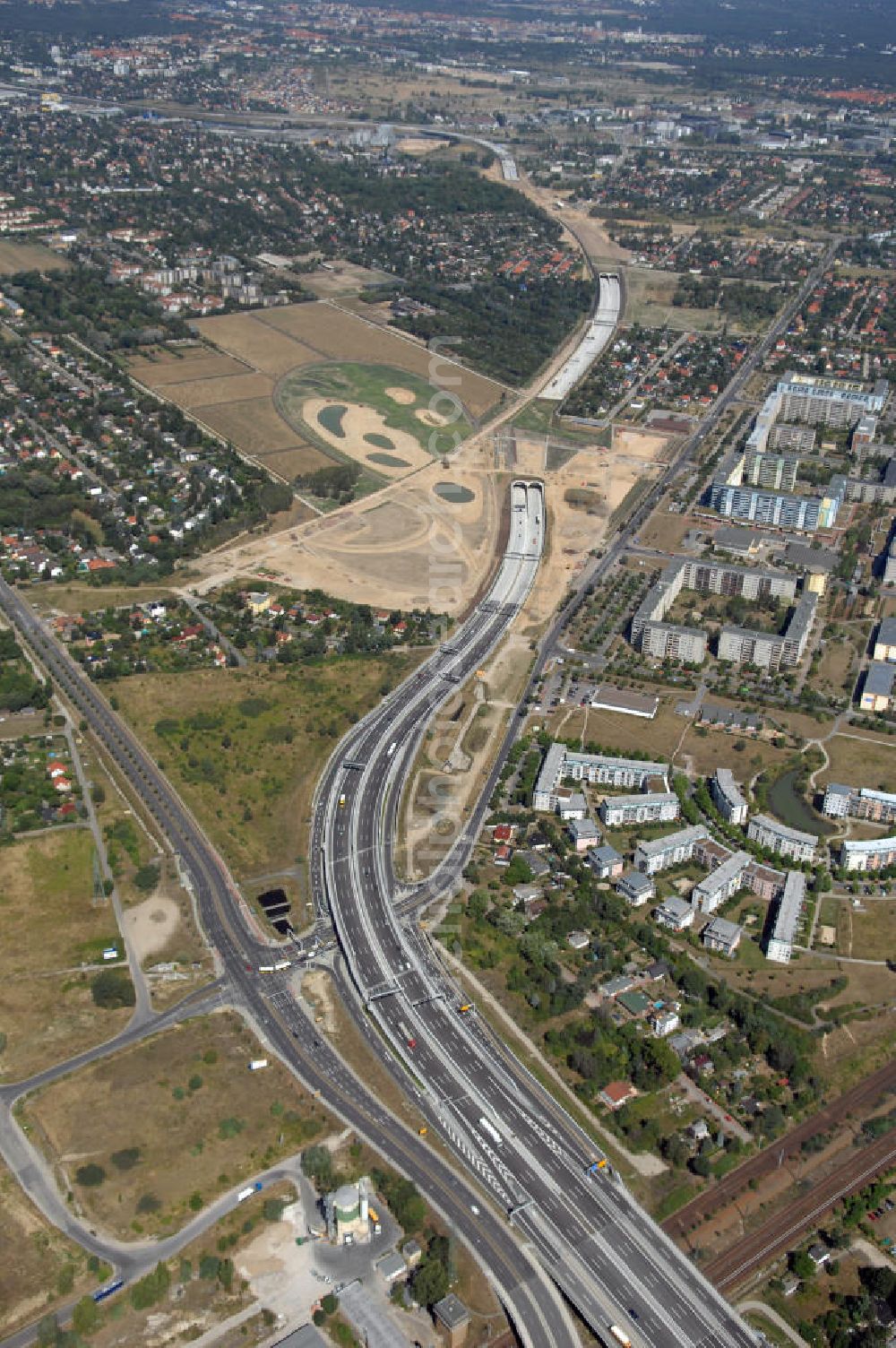 Aerial photograph Schönefeld - Blick auf den Bereich der Stadtautobahn / Zubringer A113n als südöstliches Tor zur Hauptstadt nach der Verkehrsfreigabe. Unter Berücksichtigung des Flughafens Berlin Brandenburg International wurde eine Verkehrskonzeption für den Ausbau des Straßennetzes im Raum Berlin-Schönefeld erarbeitet, die zwei Stufen umfasste. Die erste Stufe sah den vierstreifigen Ausbau der Bundesstraßen B 96a und B 179 mit der Anbindung des Flughafens über zwei Knotenpunkte vor. Inhalt der zweiten Stufe war der Anschluß der Bundesautobahn A 113 neu an die B 96a und B 179. SCHÜßLER Plan Ingenieurgesellschaft, BATEG, EUROVIA