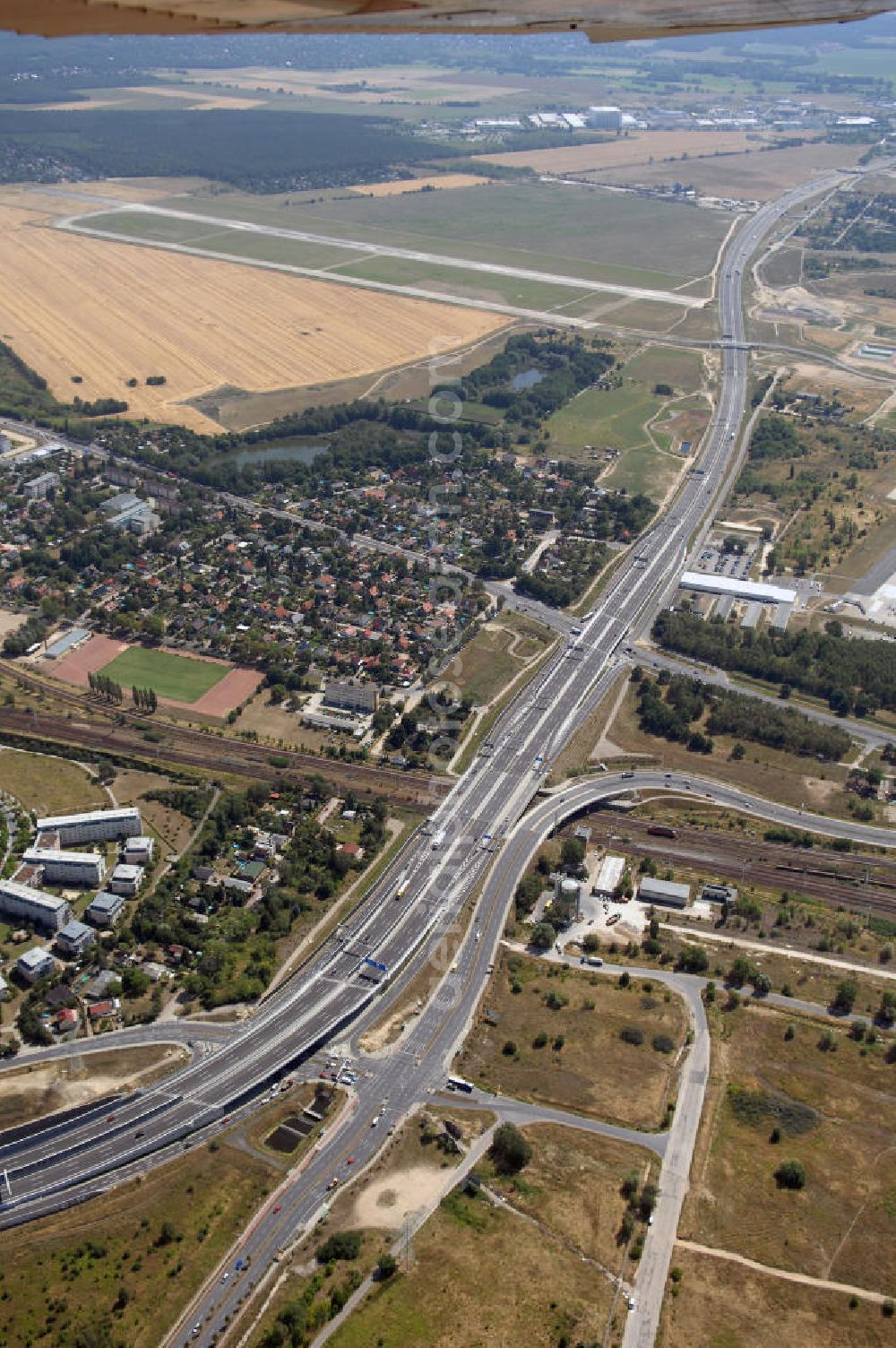 Schönefeld from above - Blick auf den Bereich der Stadtautobahn / Zubringer A113n als südöstliches Tor zur Hauptstadt nach der Verkehrsfreigabe. Unter Berücksichtigung des Flughafens Berlin Brandenburg International wurde eine Verkehrskonzeption für den Ausbau des Straßennetzes im Raum Berlin-Schönefeld erarbeitet, die zwei Stufen umfasste. Die erste Stufe sah den vierstreifigen Ausbau der Bundesstraßen B 96a und B 179 mit der Anbindung des Flughafens über zwei Knotenpunkte vor. Inhalt der zweiten Stufe war der Anschluß der Bundesautobahn A 113 neu an die B 96a und B 179. SCHÜßLER Plan Ingenieurgesellschaft, BATEG, EUROVIA