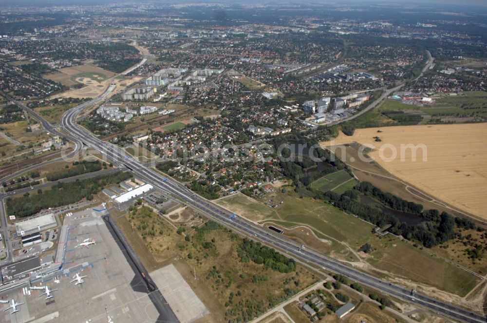 Aerial image Schönefeld - Blick auf den Bereich der Stadtautobahn / Zubringer A113n als südöstliches Tor zur Hauptstadt nach der Verkehrsfreigabe. Unter Berücksichtigung des Flughafens Berlin Brandenburg International wurde eine Verkehrskonzeption für den Ausbau des Straßennetzes im Raum Berlin-Schönefeld erarbeitet, die zwei Stufen umfasste. Die erste Stufe sah den vierstreifigen Ausbau der Bundesstraßen B 96a und B 179 mit der Anbindung des Flughafens über zwei Knotenpunkte vor. Inhalt der zweiten Stufe war der Anschluß der Bundesautobahn A 113 neu an die B 96a und B 179. SCHÜßLER Plan Ingenieurgesellschaft, BATEG, EUROVIA