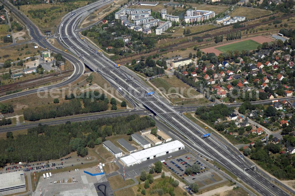 Aerial photograph Schönefeld - Blick auf den Bereich der Stadtautobahn / Zubringer A113n als südöstliches Tor zur Hauptstadt nach der Verkehrsfreigabe. Unter Berücksichtigung des Flughafens Berlin Brandenburg International wurde eine Verkehrskonzeption für den Ausbau des Straßennetzes im Raum Berlin-Schönefeld erarbeitet, die zwei Stufen umfasste. Die erste Stufe sah den vierstreifigen Ausbau der Bundesstraßen B 96a und B 179 mit der Anbindung des Flughafens über zwei Knotenpunkte vor. Inhalt der zweiten Stufe war der Anschluß der Bundesautobahn A 113 neu an die B 96a und B 179. SCHÜßLER Plan Ingenieurgesellschaft, BATEG, EUROVIA