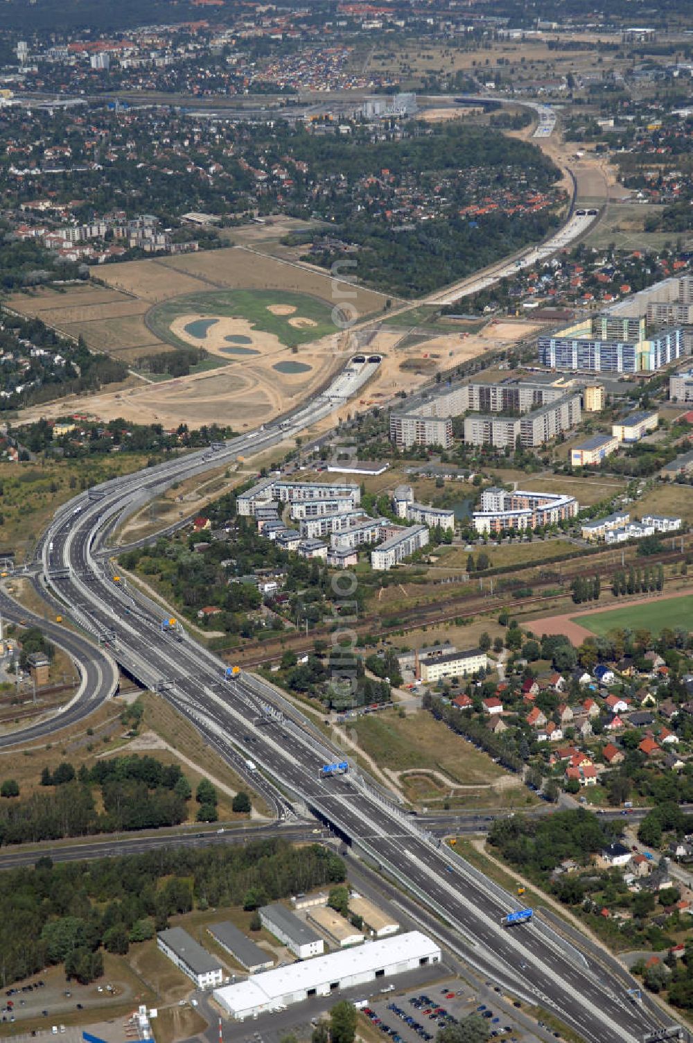 Schönefeld from above - Blick auf den Bereich der Stadtautobahn / Zubringer A113n als südöstliches Tor zur Hauptstadt nach der Verkehrsfreigabe. Unter Berücksichtigung des Flughafens Berlin Brandenburg International wurde eine Verkehrskonzeption für den Ausbau des Straßennetzes im Raum Berlin-Schönefeld erarbeitet, die zwei Stufen umfasste. Die erste Stufe sah den vierstreifigen Ausbau der Bundesstraßen B 96a und B 179 mit der Anbindung des Flughafens über zwei Knotenpunkte vor. Inhalt der zweiten Stufe war der Anschluß der Bundesautobahn A 113 neu an die B 96a und B 179. SCHÜßLER Plan Ingenieurgesellschaft, BATEG, EUROVIA