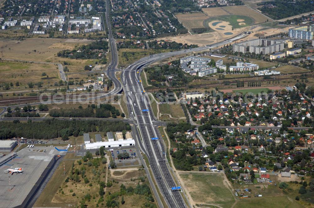 Aerial image Schönefeld - Blick auf den Bereich der Stadtautobahn / Zubringer A113n als südöstliches Tor zur Hauptstadt nach der Verkehrsfreigabe. Unter Berücksichtigung des Flughafens Berlin Brandenburg International wurde eine Verkehrskonzeption für den Ausbau des Straßennetzes im Raum Berlin-Schönefeld erarbeitet, die zwei Stufen umfasste. Die erste Stufe sah den vierstreifigen Ausbau der Bundesstraßen B 96a und B 179 mit der Anbindung des Flughafens über zwei Knotenpunkte vor. Inhalt der zweiten Stufe war der Anschluß der Bundesautobahn A 113 neu an die B 96a und B 179. SCHÜßLER Plan Ingenieurgesellschaft, BATEG, EUROVIA