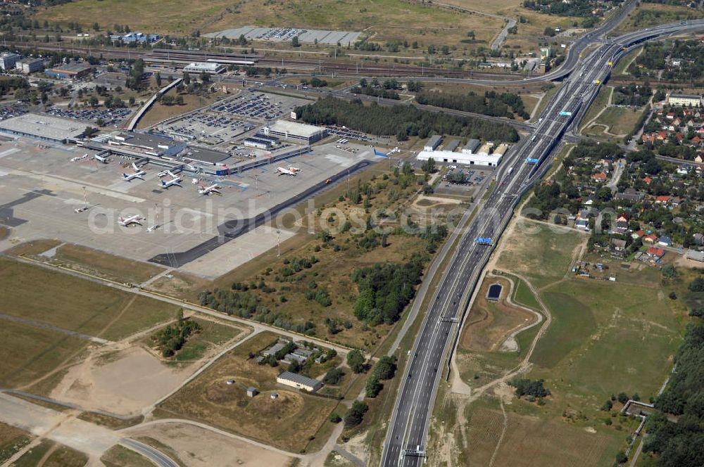 Aerial photograph Schönefeld - Blick auf den Bereich der Stadtautobahn / Zubringer A113n als südöstliches Tor zur Hauptstadt nach der Verkehrsfreigabe. Unter Berücksichtigung des Flughafens Berlin Brandenburg International wurde eine Verkehrskonzeption für den Ausbau des Straßennetzes im Raum Berlin-Schönefeld erarbeitet, die zwei Stufen umfasste. Die erste Stufe sah den vierstreifigen Ausbau der Bundesstraßen B 96a und B 179 mit der Anbindung des Flughafens über zwei Knotenpunkte vor. Inhalt der zweiten Stufe war der Anschluß der Bundesautobahn A 113 neu an die B 96a und B 179. SCHÜßLER Plan Ingenieurgesellschaft, BATEG, EUROVIA