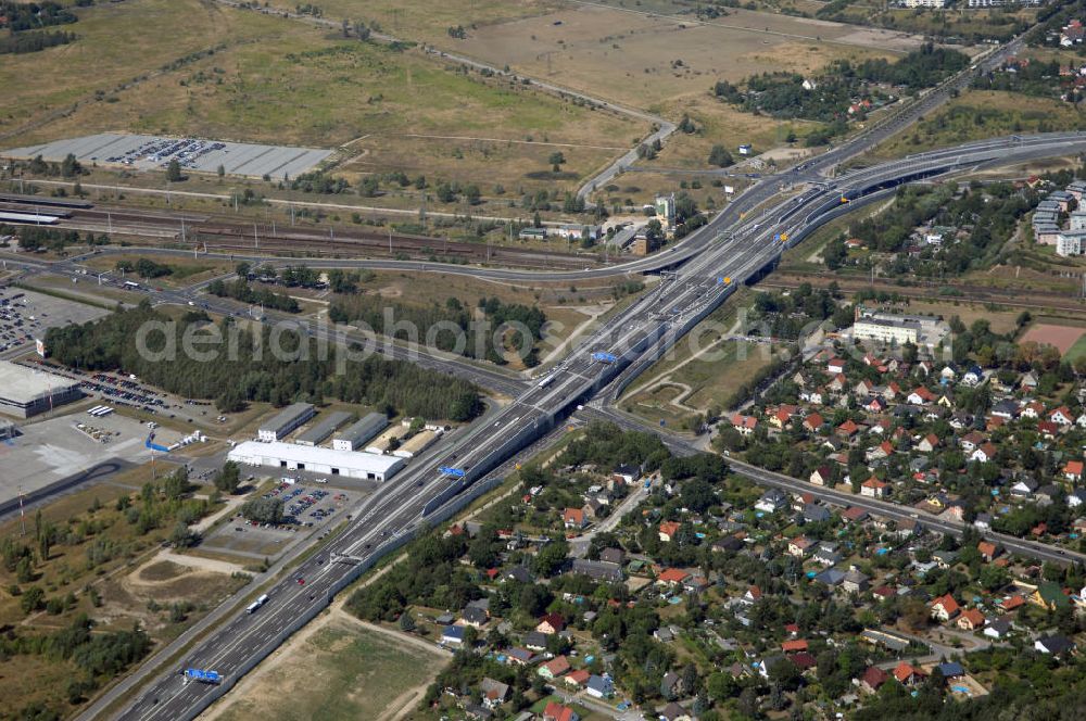 Schönefeld from above - Blick auf den Bereich der Stadtautobahn / Zubringer A113n als südöstliches Tor zur Hauptstadt nach der Verkehrsfreigabe. Unter Berücksichtigung des Flughafens Berlin Brandenburg International wurde eine Verkehrskonzeption für den Ausbau des Straßennetzes im Raum Berlin-Schönefeld erarbeitet, die zwei Stufen umfasste. Die erste Stufe sah den vierstreifigen Ausbau der Bundesstraßen B 96a und B 179 mit der Anbindung des Flughafens über zwei Knotenpunkte vor. Inhalt der zweiten Stufe war der Anschluß der Bundesautobahn A 113 neu an die B 96a und B 179. SCHÜßLER Plan Ingenieurgesellschaft, BATEG, EUROVIA