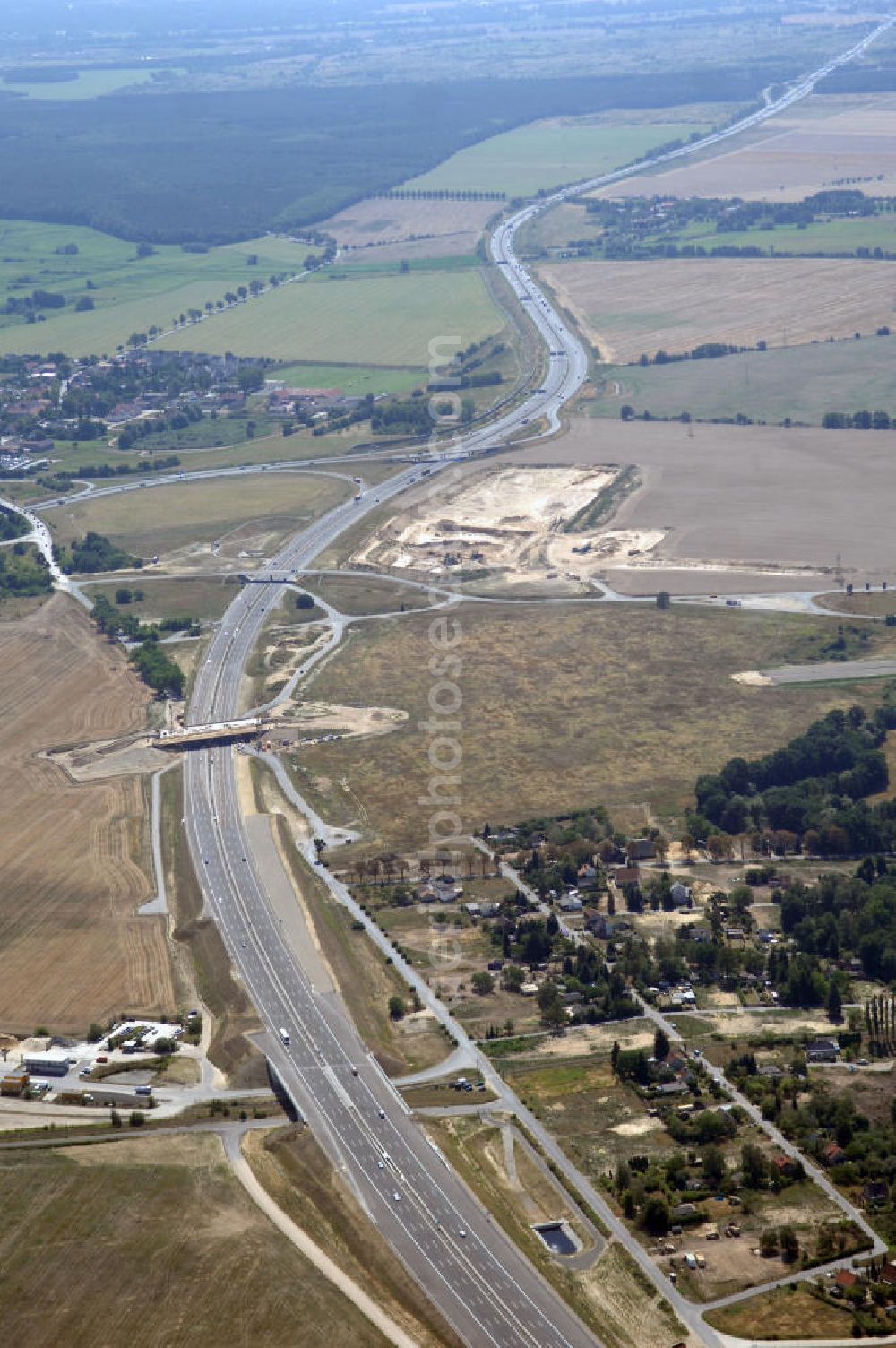 Aerial image Schönefeld - Blick auf den Bereich der Stadtautobahn / Zubringer A113n als südöstliches Tor zur Hauptstadt nach der Verkehrsfreigabe. Unter Berücksichtigung des Flughafens Berlin Brandenburg International wurde eine Verkehrskonzeption für den Ausbau des Straßennetzes im Raum Berlin-Schönefeld erarbeitet, die zwei Stufen umfasste. Die erste Stufe sah den vierstreifigen Ausbau der Bundesstraßen B 96a und B 179 mit der Anbindung des Flughafens über zwei Knotenpunkte vor. Inhalt der zweiten Stufe war der Anschluß der Bundesautobahn A 113 neu an die B 96a und B 179. SCHÜßLER Plan Ingenieurgesellschaft, BATEG, EUROVIA