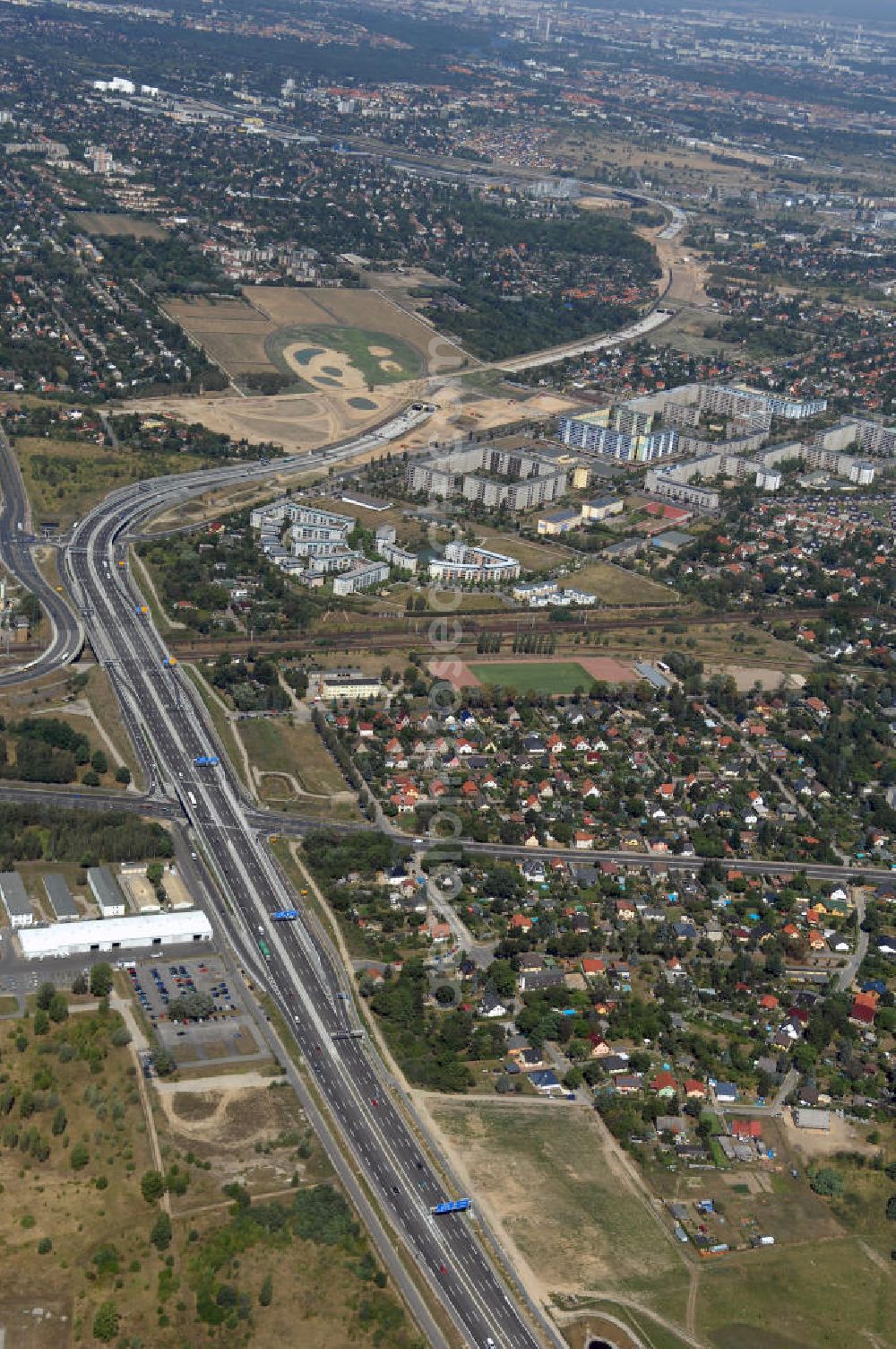 Schönefeld from above - Blick auf den Bereich der Stadtautobahn / Zubringer A113n als südöstliches Tor zur Hauptstadt nach der Verkehrsfreigabe. Unter Berücksichtigung des Flughafens Berlin Brandenburg International wurde eine Verkehrskonzeption für den Ausbau des Straßennetzes im Raum Berlin-Schönefeld erarbeitet, die zwei Stufen umfasste. Die erste Stufe sah den vierstreifigen Ausbau der Bundesstraßen B 96a und B 179 mit der Anbindung des Flughafens über zwei Knotenpunkte vor. Inhalt der zweiten Stufe war der Anschluß der Bundesautobahn A 113 neu an die B 96a und B 179. SCHÜßLER Plan Ingenieurgesellschaft, BATEG, EUROVIA