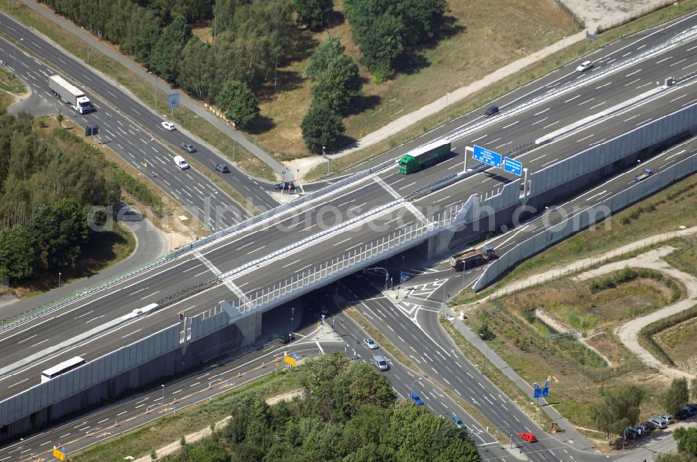 Aerial photograph Schönefeld - Blick auf den Bereich der Stadtautobahn / Zubringer A113n als südöstliches Tor zur Hauptstadt nach der Verkehrsfreigabe. Unter Berücksichtigung des Flughafens Berlin Brandenburg International wurde eine Verkehrskonzeption für den Ausbau des Straßennetzes im Raum Berlin-Schönefeld erarbeitet, die zwei Stufen umfasste. Die erste Stufe sah den vierstreifigen Ausbau der Bundesstraßen B 96a und B 179 mit der Anbindung des Flughafens über zwei Knotenpunkte vor. Inhalt der zweiten Stufe war der Anschluß der Bundesautobahn A 113 neu an die B 96a und B 179. SCHÜßLER Plan Ingenieurgesellschaft, BATEG, EUROVIA