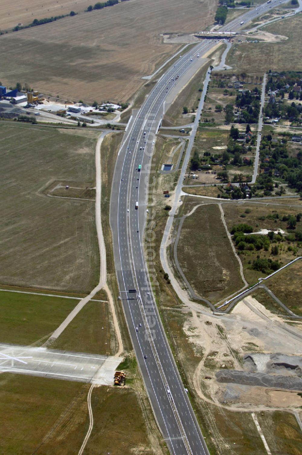 Schönefeld from above - Blick auf den Bereich der Stadtautobahn / Zubringer A113n als südöstliches Tor zur Hauptstadt nach der Verkehrsfreigabe. Unter Berücksichtigung des Flughafens Berlin Brandenburg International wurde eine Verkehrskonzeption für den Ausbau des Straßennetzes im Raum Berlin-Schönefeld erarbeitet, die zwei Stufen umfasste. Die erste Stufe sah den vierstreifigen Ausbau der Bundesstraßen B 96a und B 179 mit der Anbindung des Flughafens über zwei Knotenpunkte vor. Inhalt der zweiten Stufe war der Anschluß der Bundesautobahn A 113 neu an die B 96a und B 179. SCHÜßLER Plan Ingenieurgesellschaft, BATEG, EUROVIA