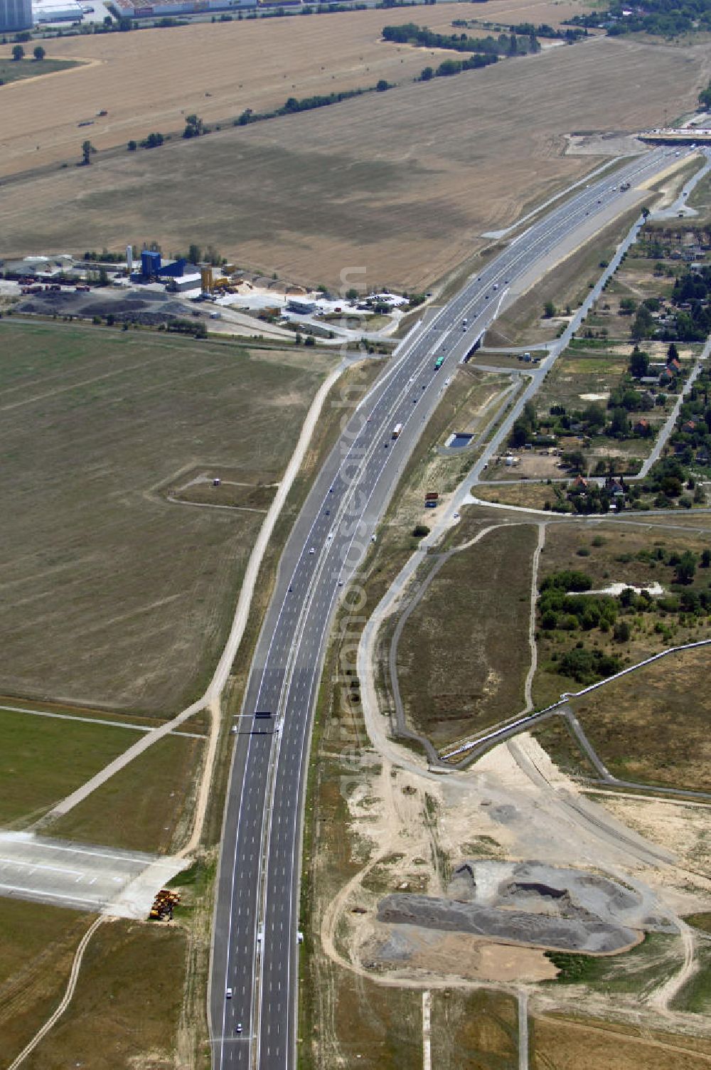 Schönefeld from the bird's eye view: Blick auf den Bereich der Stadtautobahn / Zubringer A113n als südöstliches Tor zur Hauptstadt nach der Verkehrsfreigabe. Unter Berücksichtigung des Flughafens Berlin Brandenburg International wurde eine Verkehrskonzeption für den Ausbau des Straßennetzes im Raum Berlin-Schönefeld erarbeitet, die zwei Stufen umfasste. Die erste Stufe sah den vierstreifigen Ausbau der Bundesstraßen B 96a und B 179 mit der Anbindung des Flughafens über zwei Knotenpunkte vor. Inhalt der zweiten Stufe war der Anschluß der Bundesautobahn A 113 neu an die B 96a und B 179. SCHÜßLER Plan Ingenieurgesellschaft, BATEG, EUROVIA